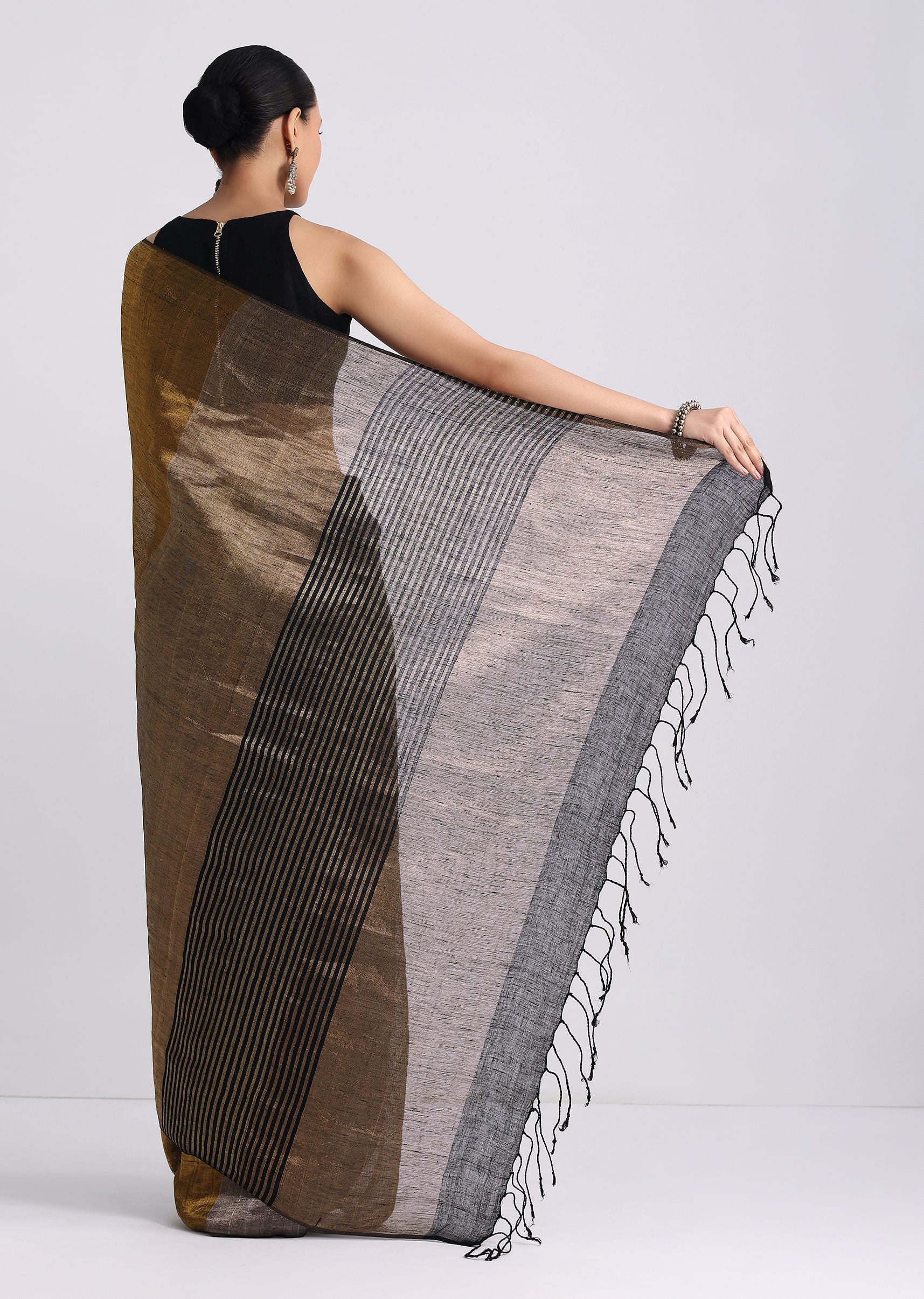 black_coloblock_linen_tissue_woven_saree-sg262484_10_409416c8-e3c5-4d22-b183-51e89148a847.jpg