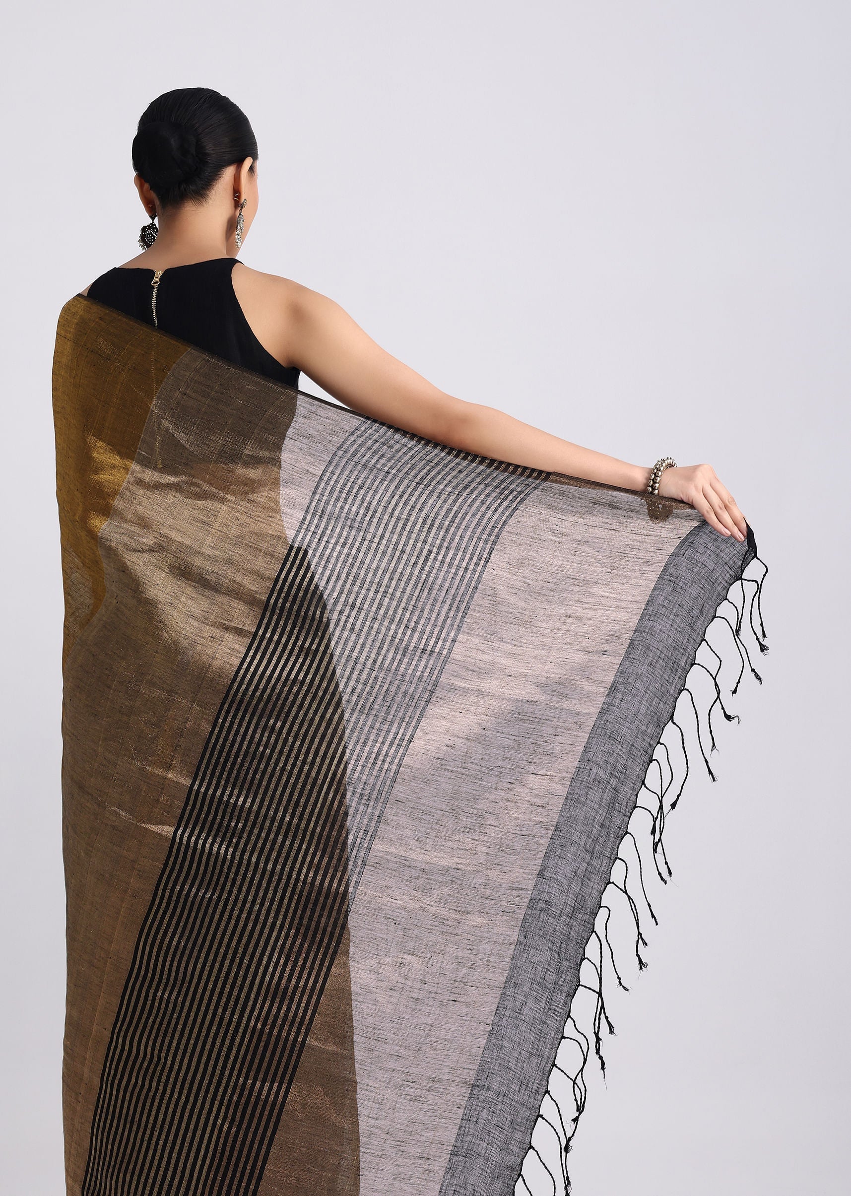black_coloblock_linen_tissue_woven_saree-sg262484_9_63161587-7fd4-4227-919a-6adf32b3e188.jpg