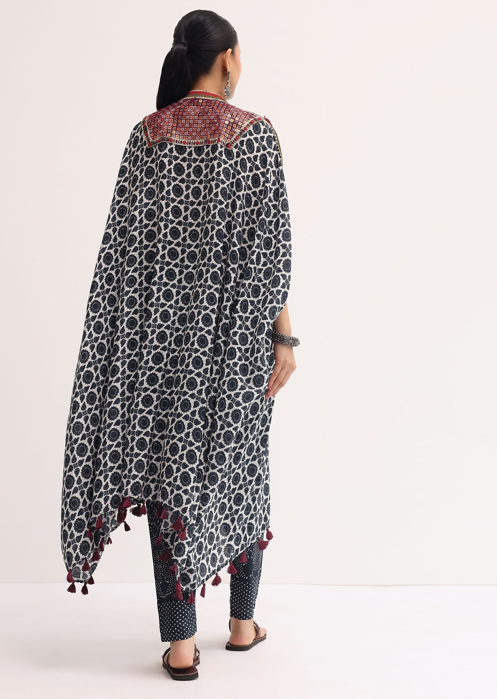black_printed_crepe_kaftan_kurta_set-sg217454_4_38f806da-0df7-41bc-92fa-3cba547142ee.jpg
