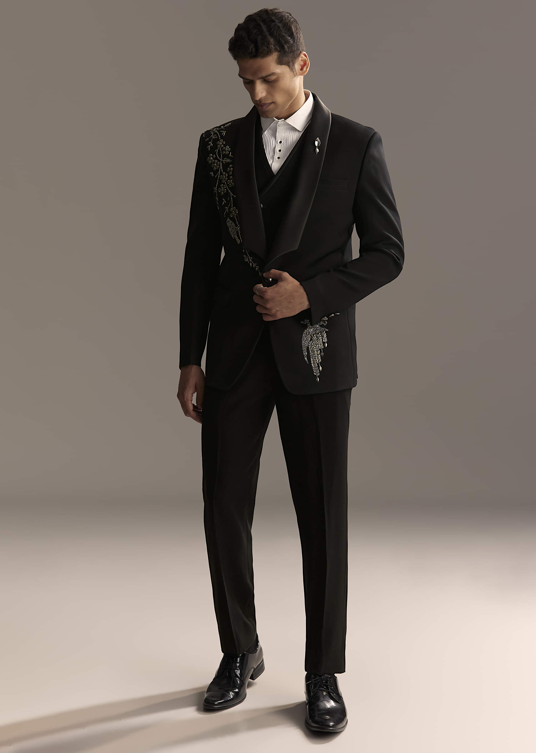 black_tuxedo_for_men_with_rich_hand-sg360467-1-nosto_9.jpg
