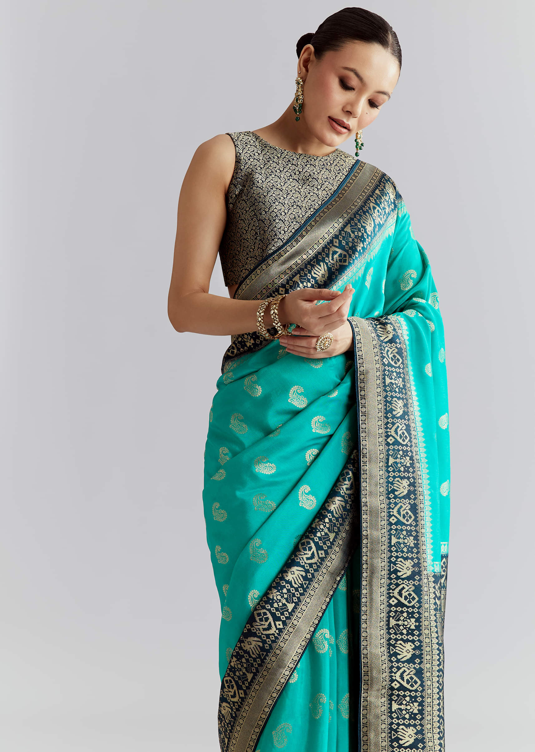 blue-banarasi-silk-woven-saree-with-zari-paisley-motifs-sg350478-5.jpg