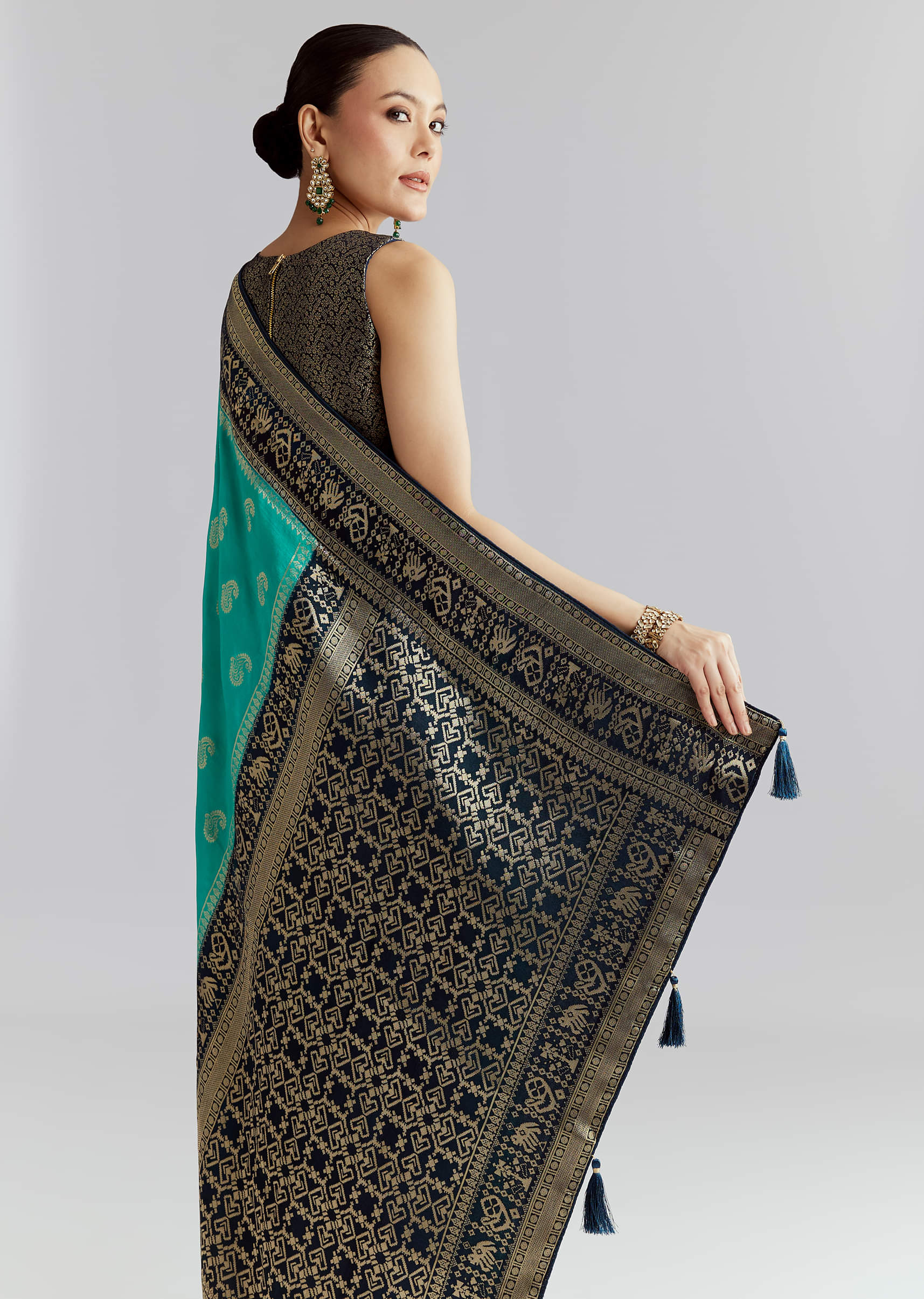 blue-banarasi-silk-woven-saree-with-zari-paisley-motifs-sg350478-6.jpg