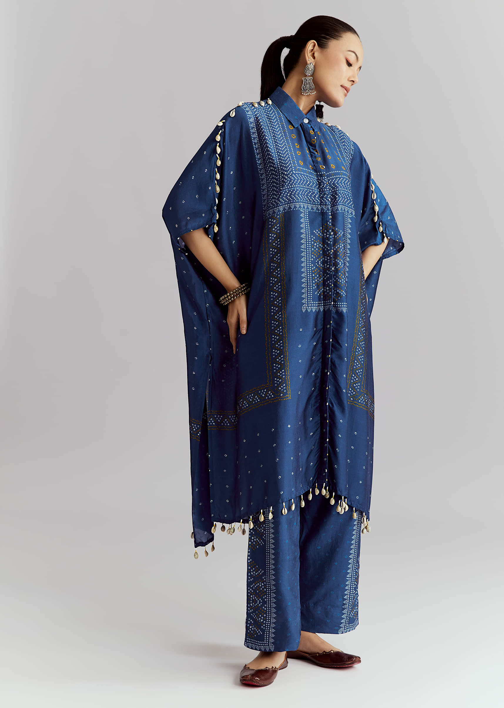 blue-silk-kaftaan-kurta-set-with-bandhani-print-sg358000-3.jpg