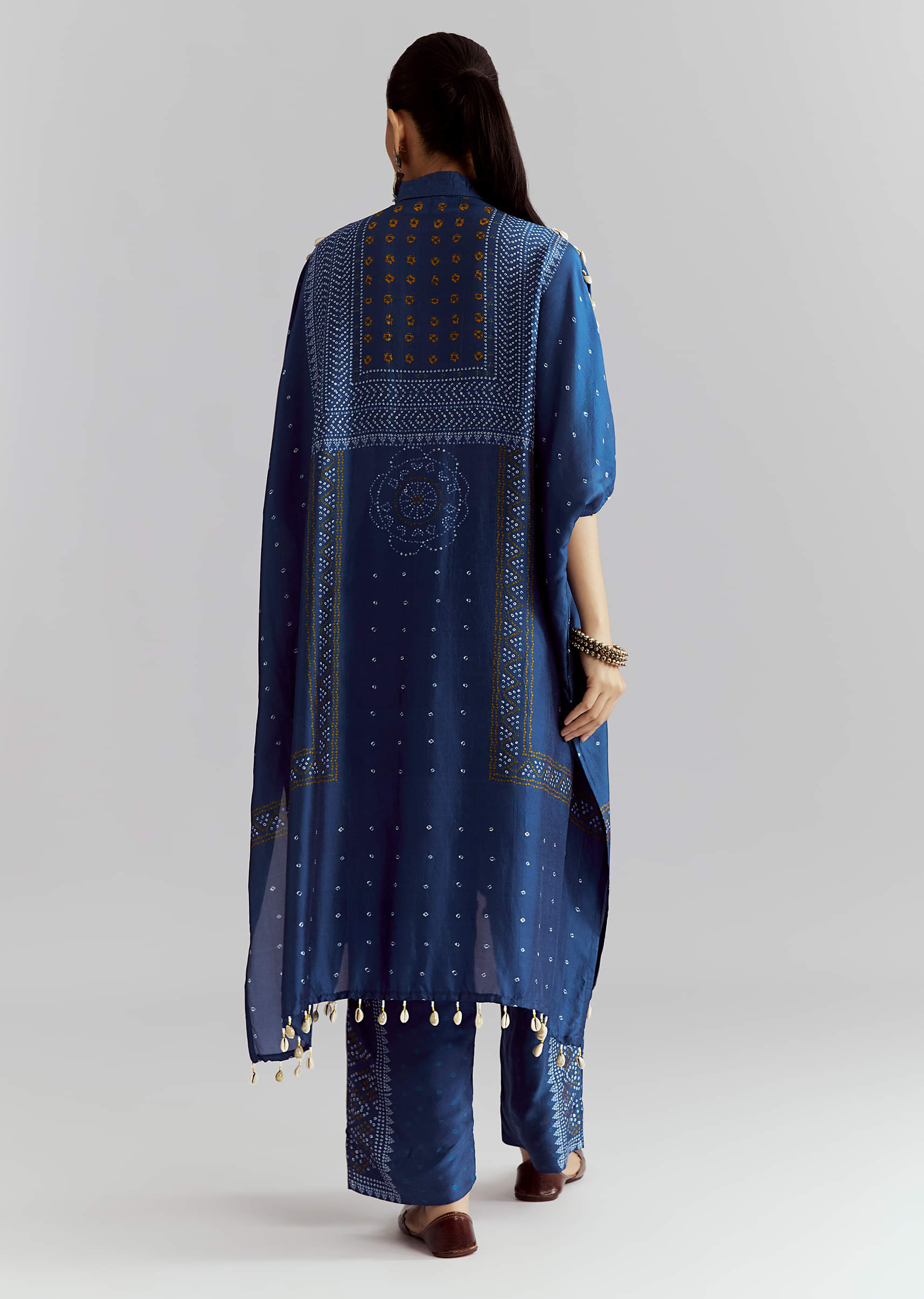 blue-silk-kaftaan-kurta-set-with-bandhani-print-sg358000-5.jpg