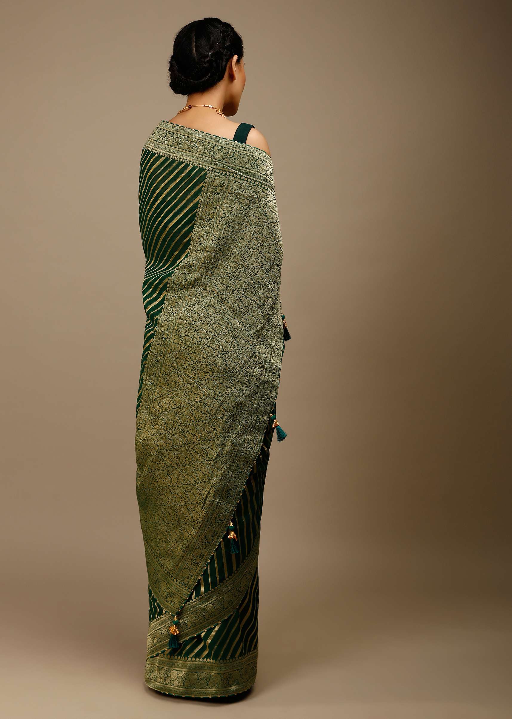 bottle-green-saree-in-georgette-with-brocade-woven-diagonal-stripes-and-floral-border-online-kalki-fashion-j004pf1081y-sg70053_6_496a5b02-9112-481f-aeb5-acaee92371a8.jpg