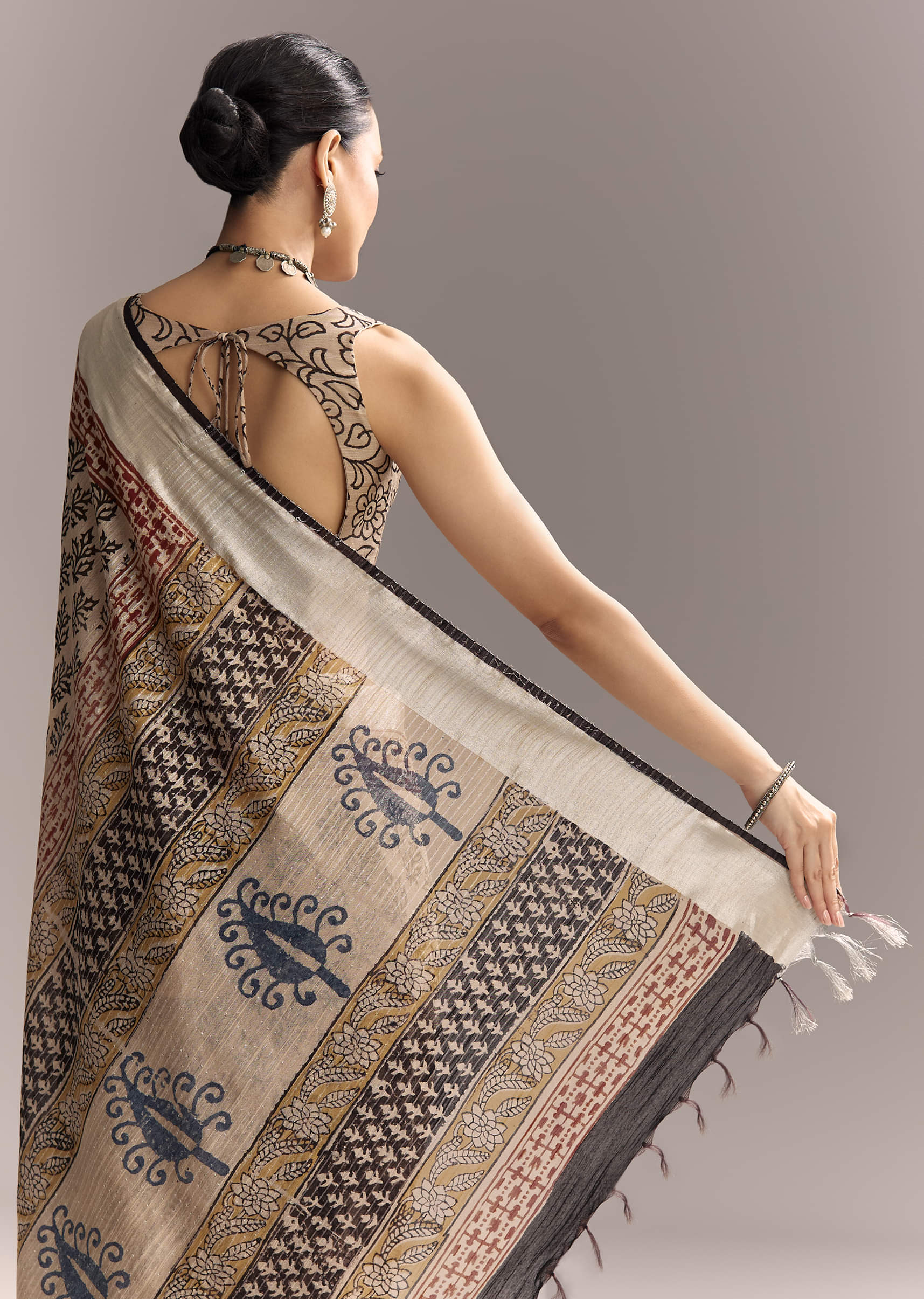 cream-linen-saree-with-black-hand-block-ajrakh-print-sg312205-6.jpg