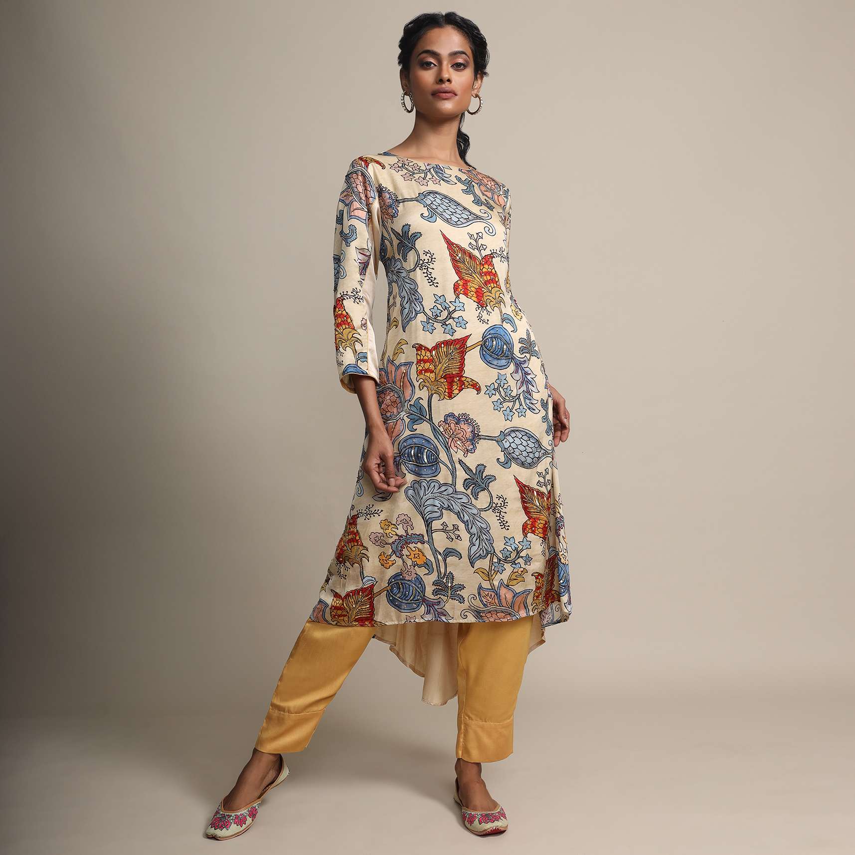 cream_digital_floral_printed_top_with_contrasting_m010ksp1105y-sg43778_ee5a1120-9a0d-4a62-9515-100bf99bf52b.jpg