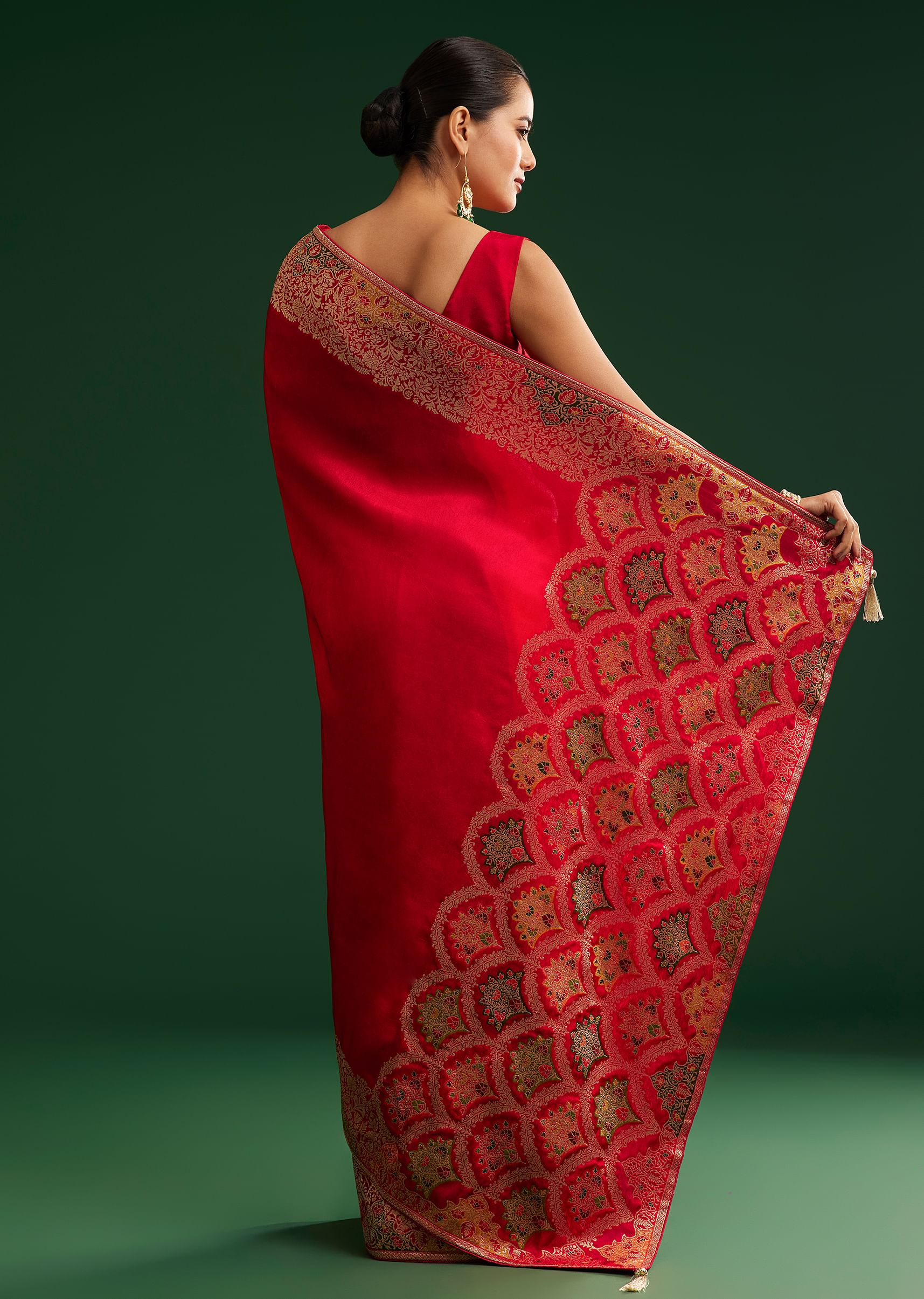 crimson-dola-silk-saree-with-intricate-zari-work-sg292418-4_5aaabfab-efd4-4166-af21-c18685aed663.jpg