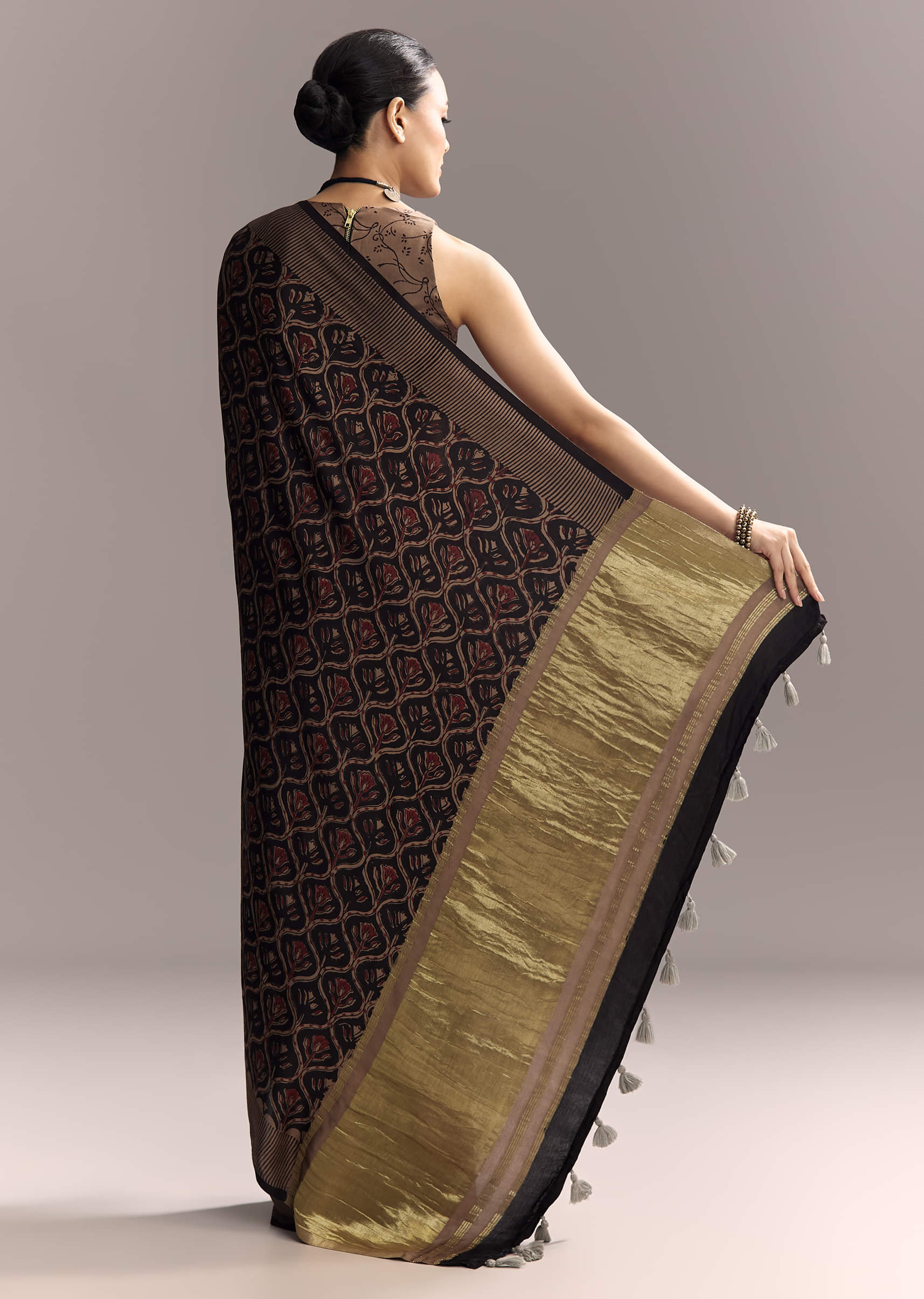dark-blue-linen-saree-with-authentic-ajrakh-print-and-golden-pallu-sg312004-4.jpg