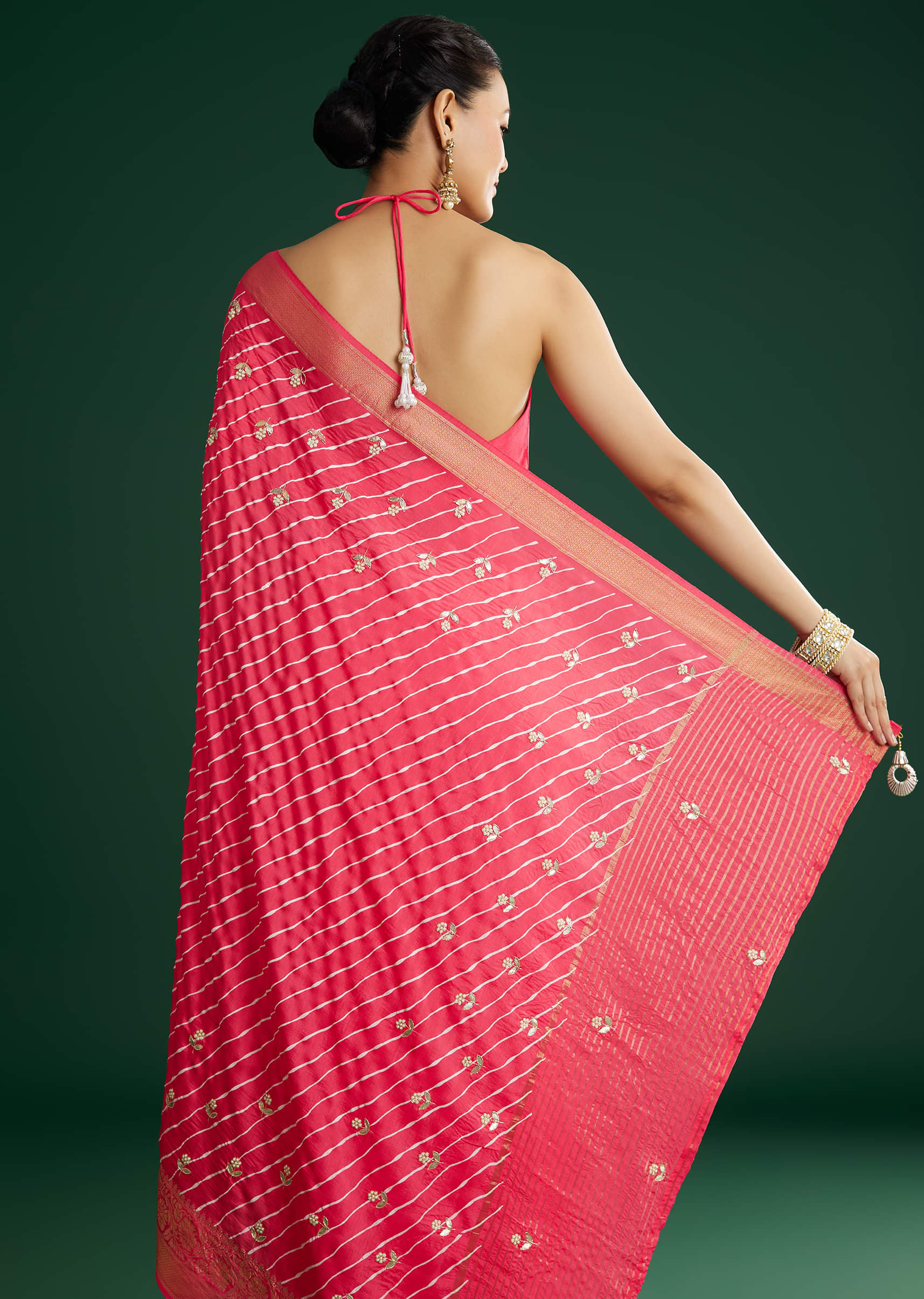 gajari-dola-silk-saree-with-floral-embroidery-and-lehariya-print-sg311924-4_27de7d47-ad7e-493a-bb1b-0f599e87cc61.jpg