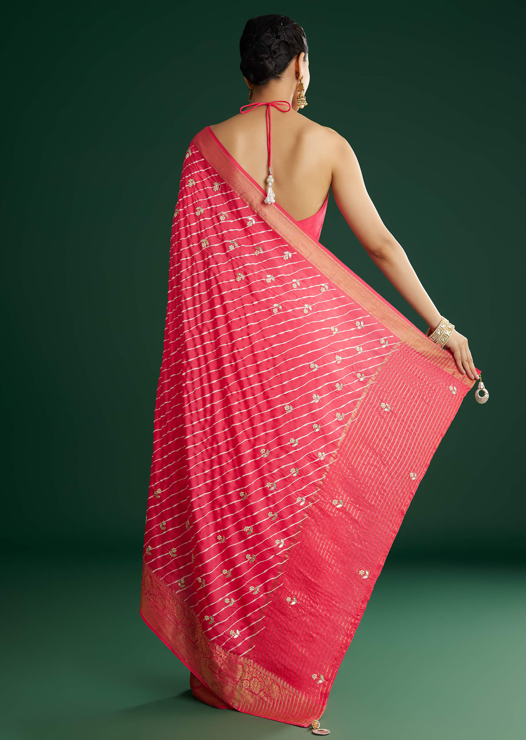 gajari-dola-silk-saree-with-floral-embroidery-and-lehariya-print-sg311924-6_f10ec198-8c26-44b4-824b-5e6e02c2e554.jpg