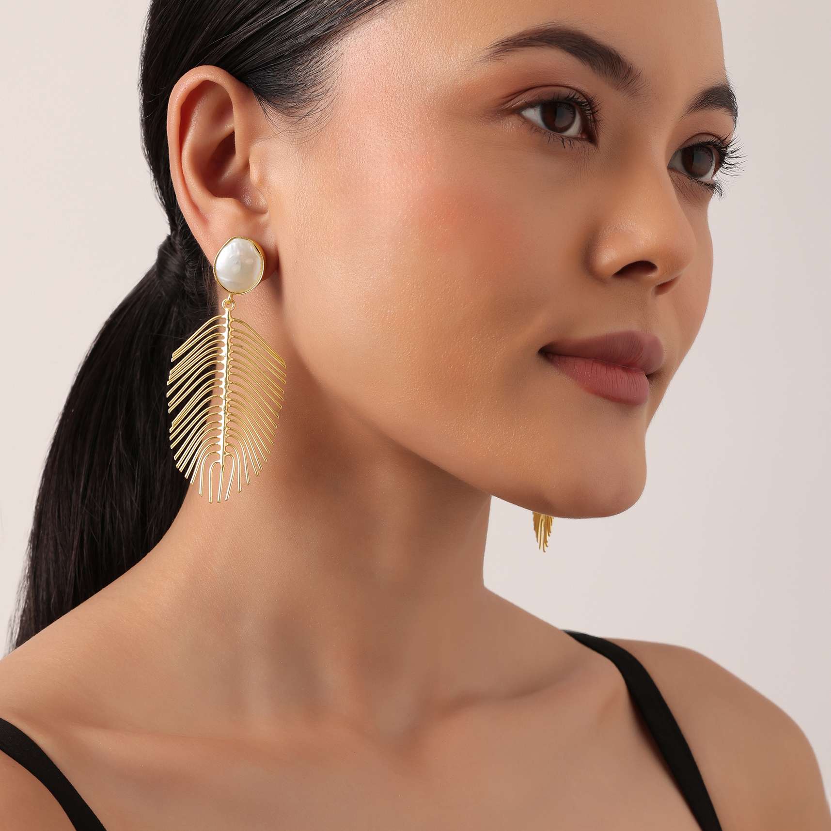 gold_and_white_feather_pattern_danglers_with_mother_of_pearls-sg164565_1_7bb7f48c-1632-4d7e-9db1-fc2f2c43da44.jpg