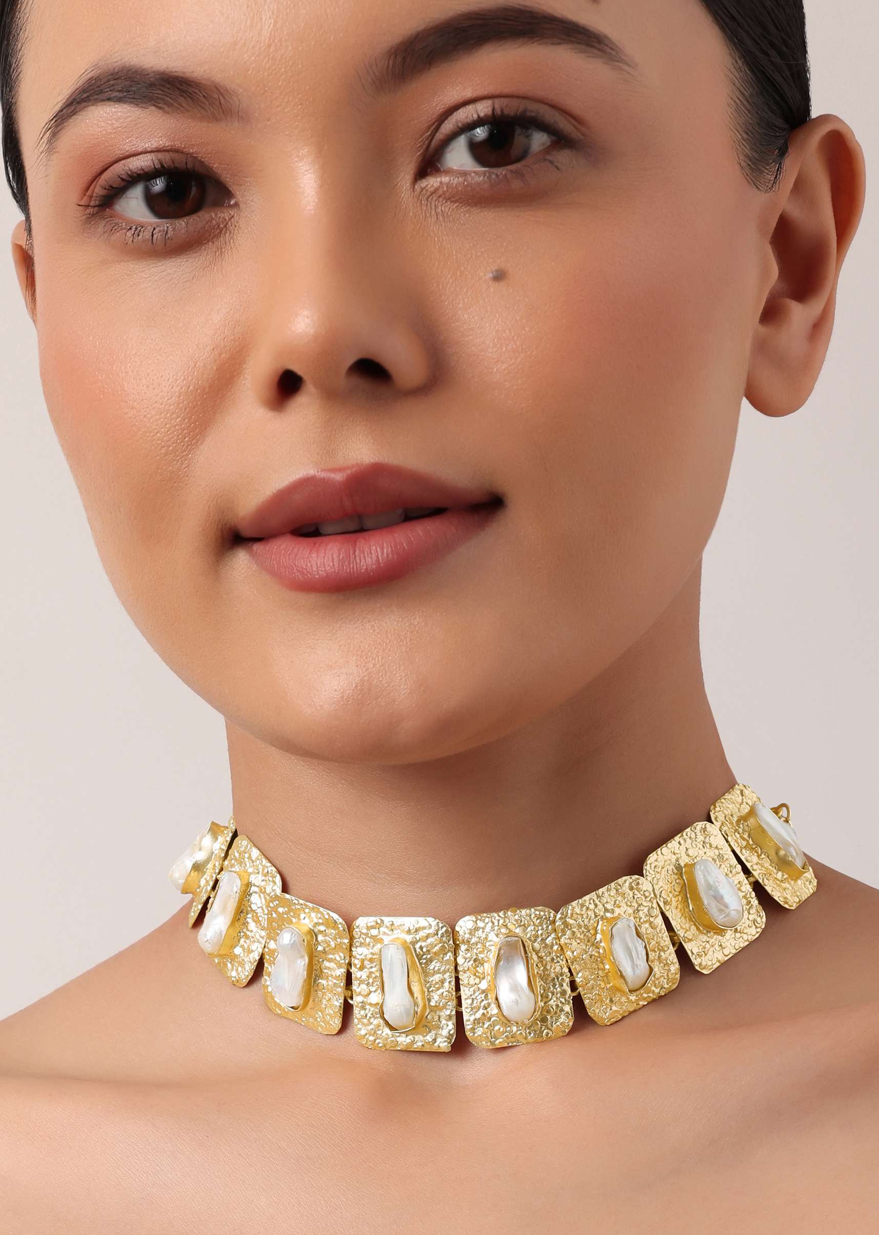 gold_and_white_geometric_choker_with_mother_of_pearls-sg164552_2_fc6c0723-b63a-487e-a3b5-663450c33829.jpg