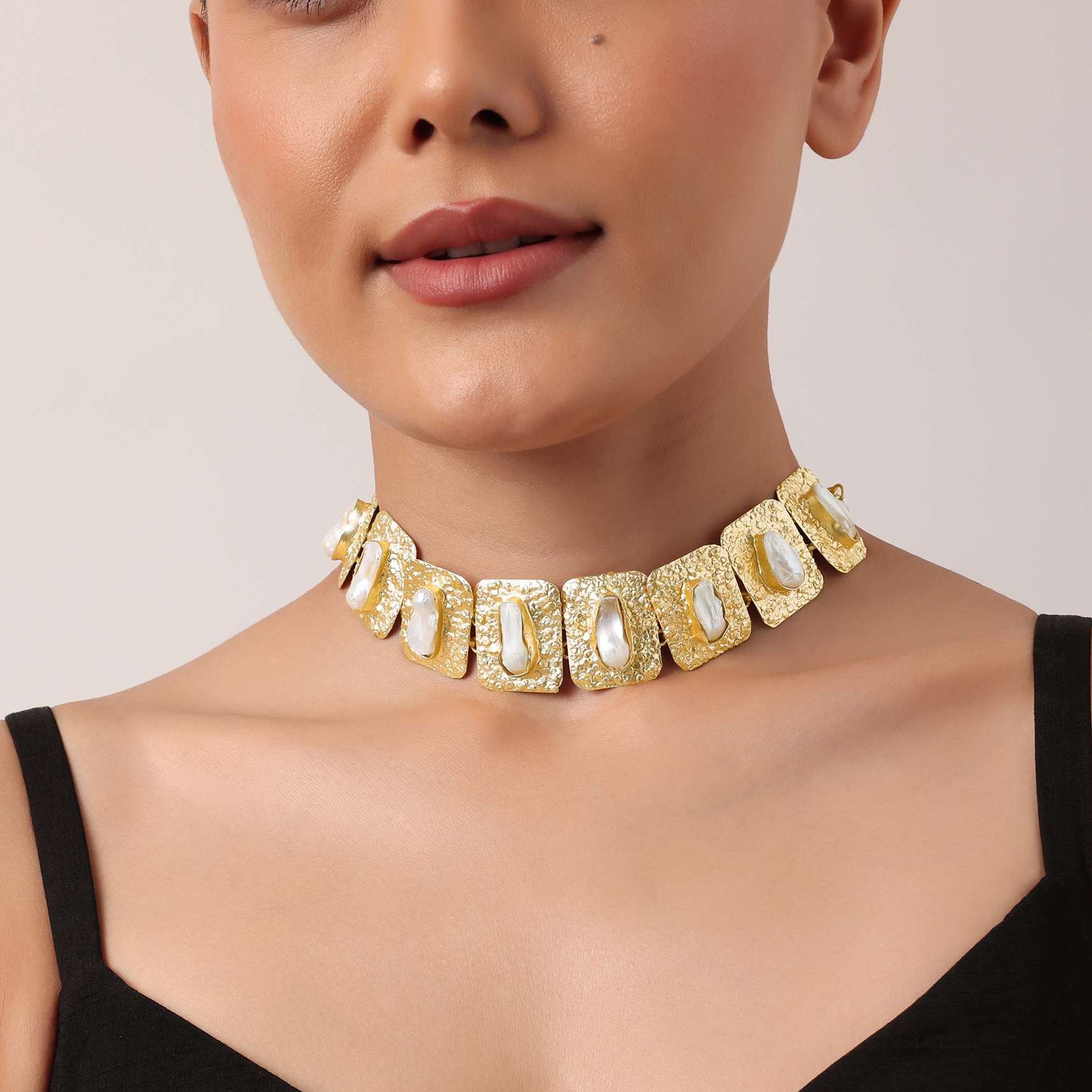 gold_and_white_geometric_choker_with_mother_of_pearls-sg164552_3_2259a83d-28a5-481a-97d4-4ed653d9dec4.jpg