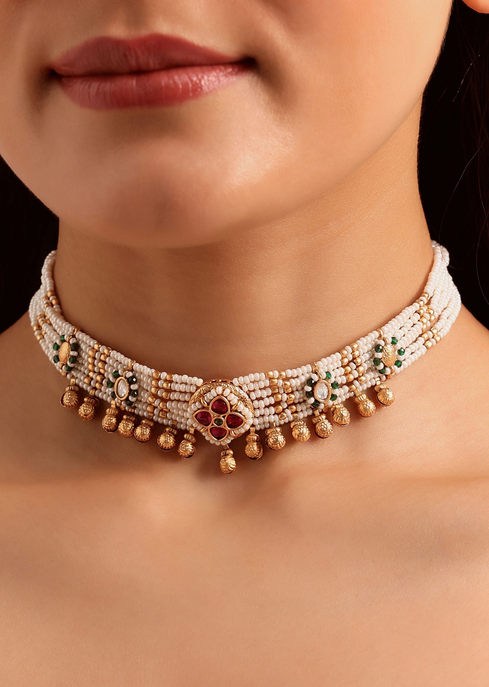 gold_and_white_mix_metal_kundan_choker-sg255612_2_d7b1e1ca-2f50-450b-be12-e97a856e5577.jpg