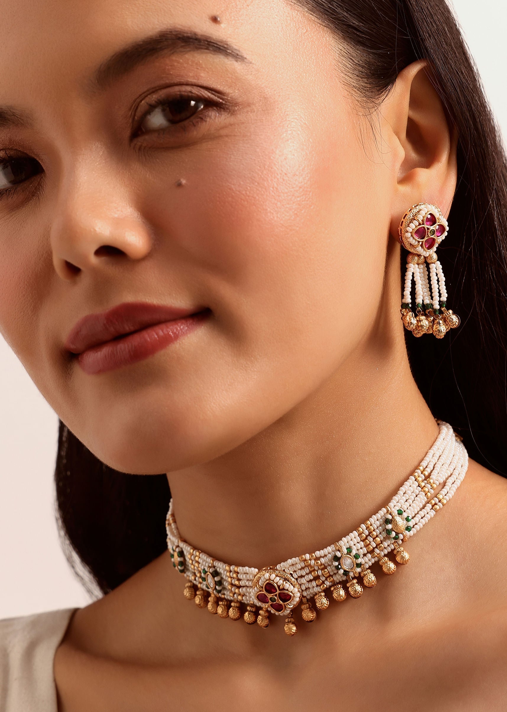 gold_and_white_mix_metal_kundan_choker-sg255612_3_65366ea3-eeff-4675-9694-5189ad18ba0b.jpg