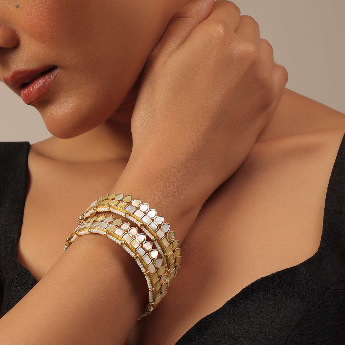 gold_finish_jadau_kundan_kadas_with_synthetic-sg145743_4_b5586f0f-0f1d-48aa-a2ea-9881d7884b82.jpg