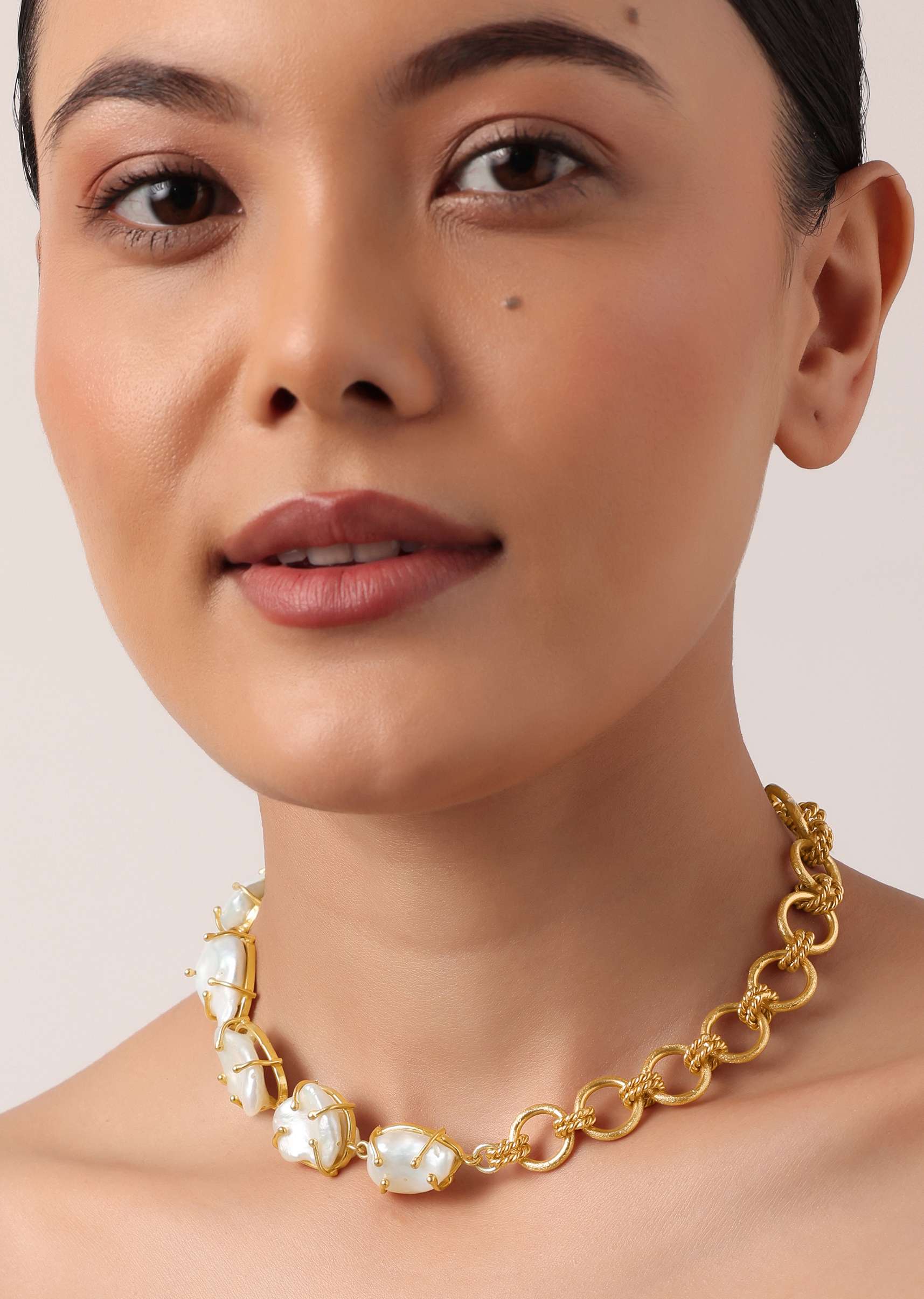 gold_finish_short_necklace_with_mother_of_pearls-sg164549_2_4b3547ca-913e-487e-a3bf-5bda83423ef6.jpg