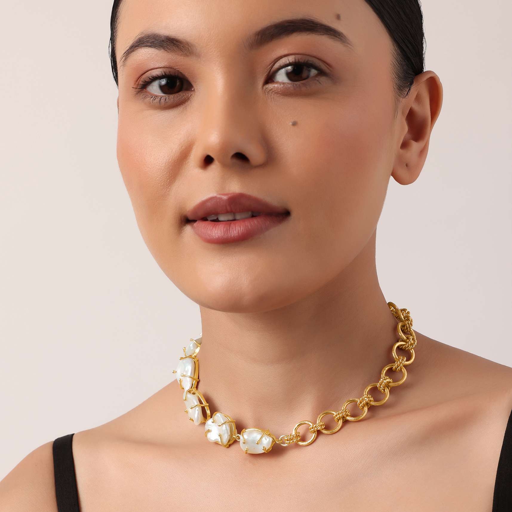 gold_finish_short_necklace_with_mother_of_pearls-sg164549_3_be3abaad-984d-4af7-86e0-7f2c16e80c64.jpg