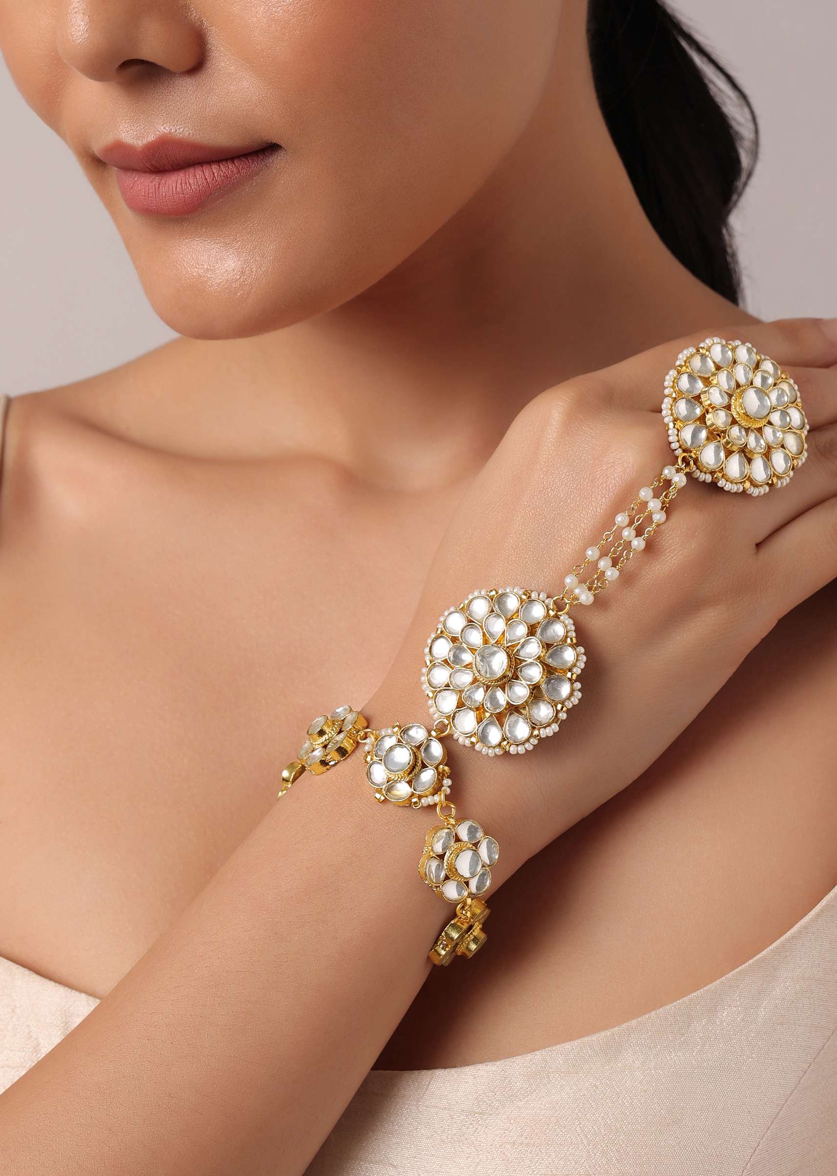 gold_kundan_hathphool_with_floral_motifs-sg180738_3_2d838325-b66c-4b1a-bcea-fe0326c4b513.jpg