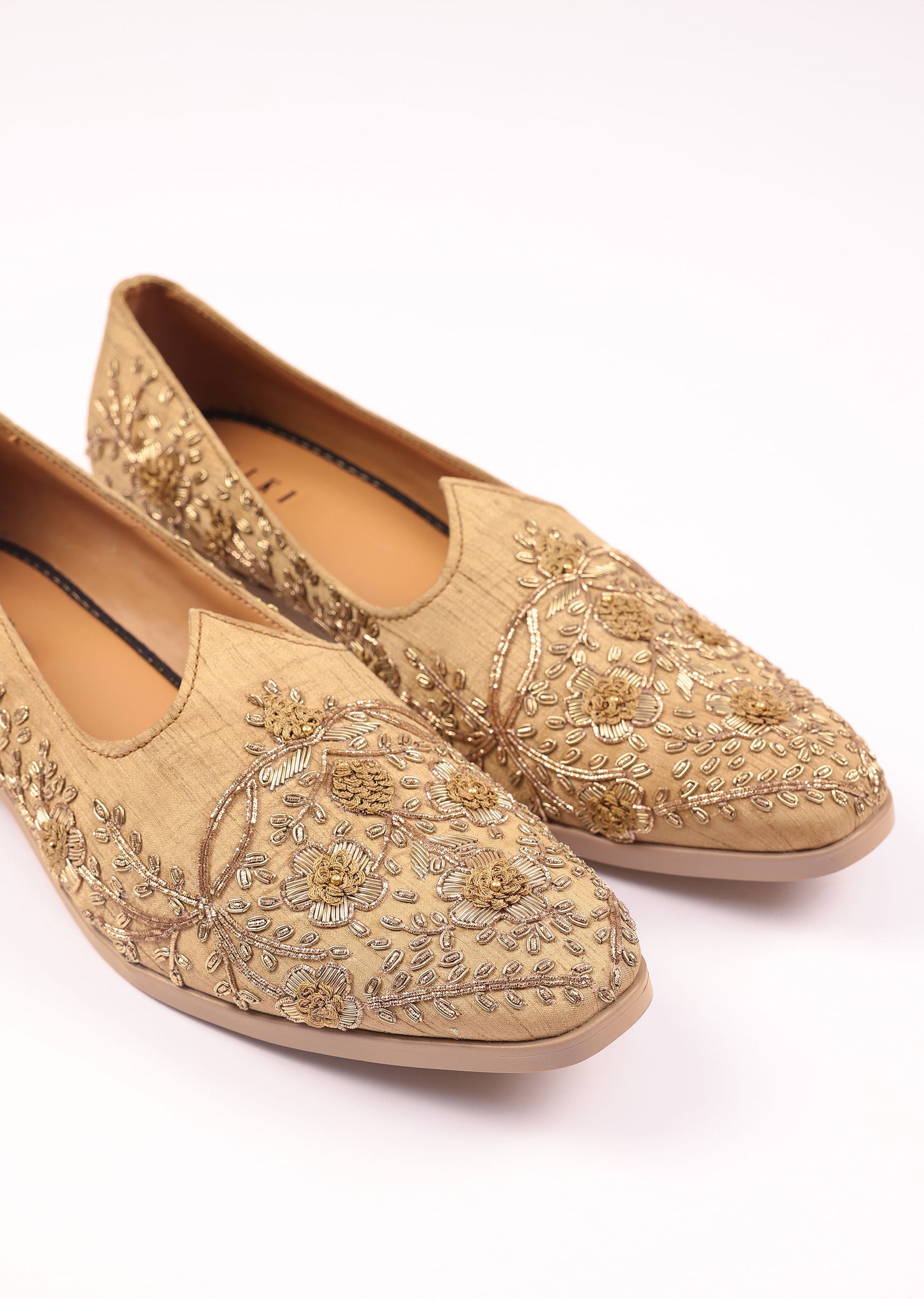 gold_raw_silk_zardozi_embroidered_juttis-sg250414_3_50a1914e-a358-406d-9e41-57903ff89ca8.jpg