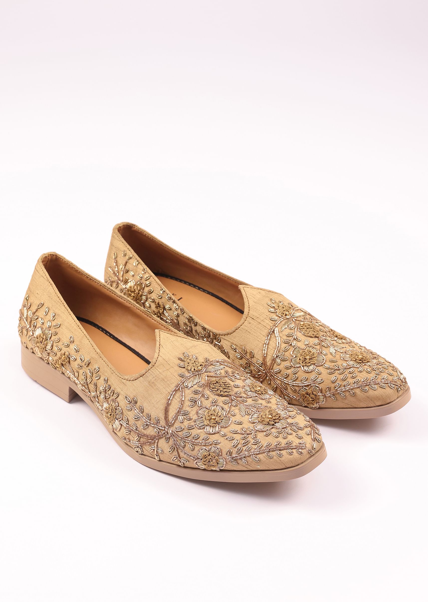 gold_raw_silk_zardozi_embroidered_juttis-sg250414_5_68da9bc8-6153-4146-9996-8da74079639f.jpg