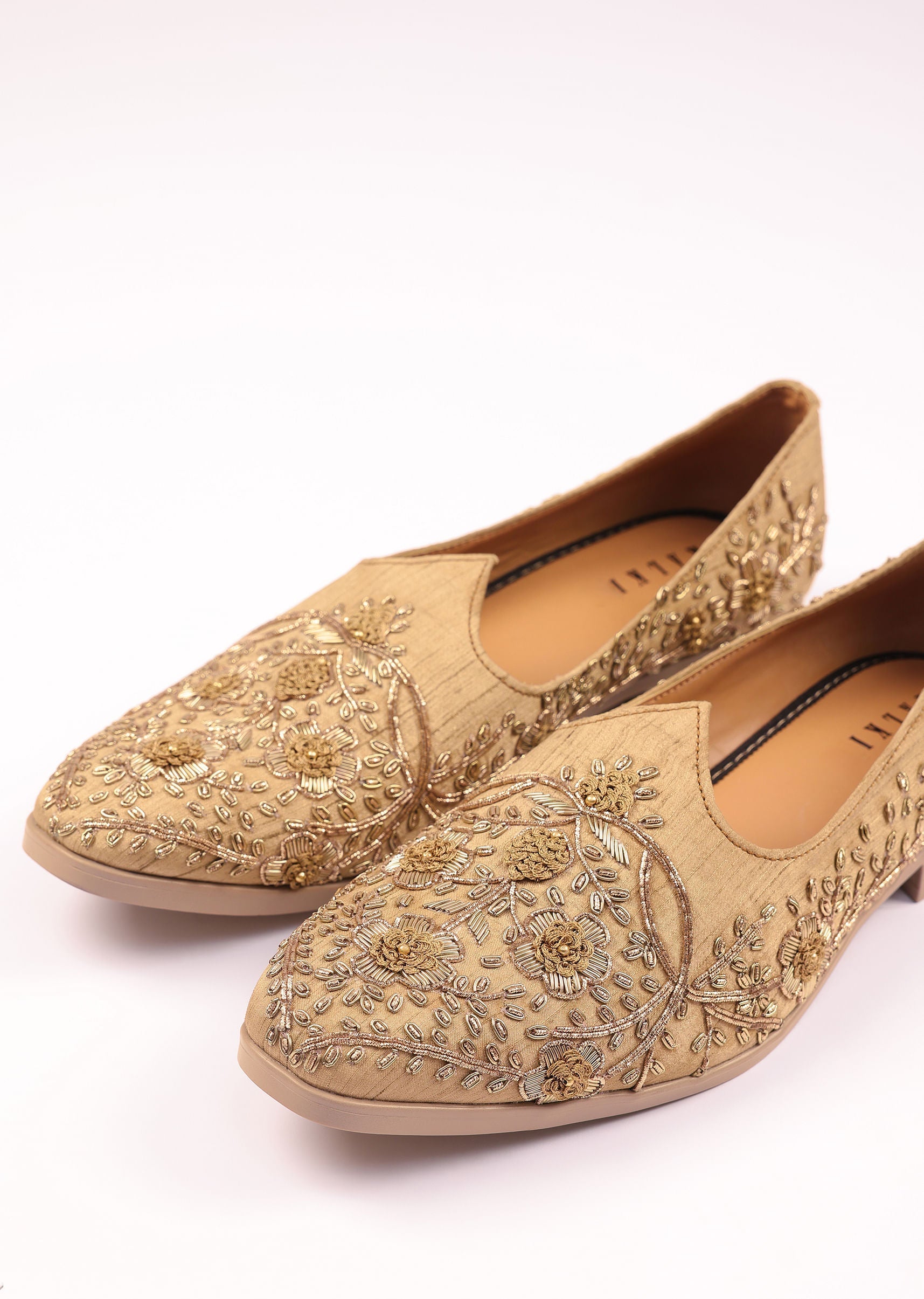 gold_raw_silk_zardozi_embroidered_juttis-sg250414_6_e13cadf3-daf0-4b47-932d-f86d510575ca.jpg