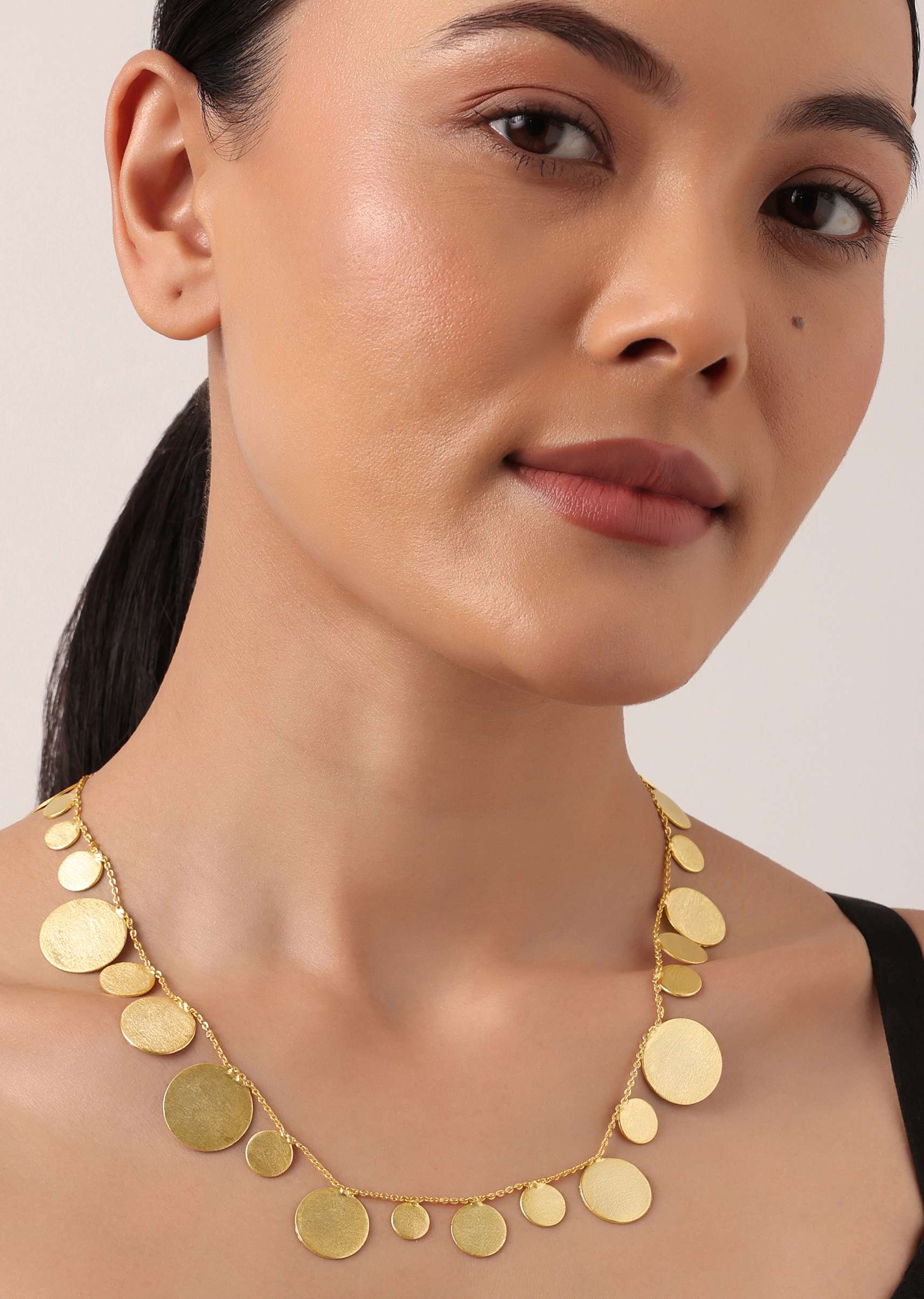 gold_short_necklace_with_coin_shaped_cutouts-sg164551_2_09081787-ad40-44d0-ac08-dc3e08e48640.jpg