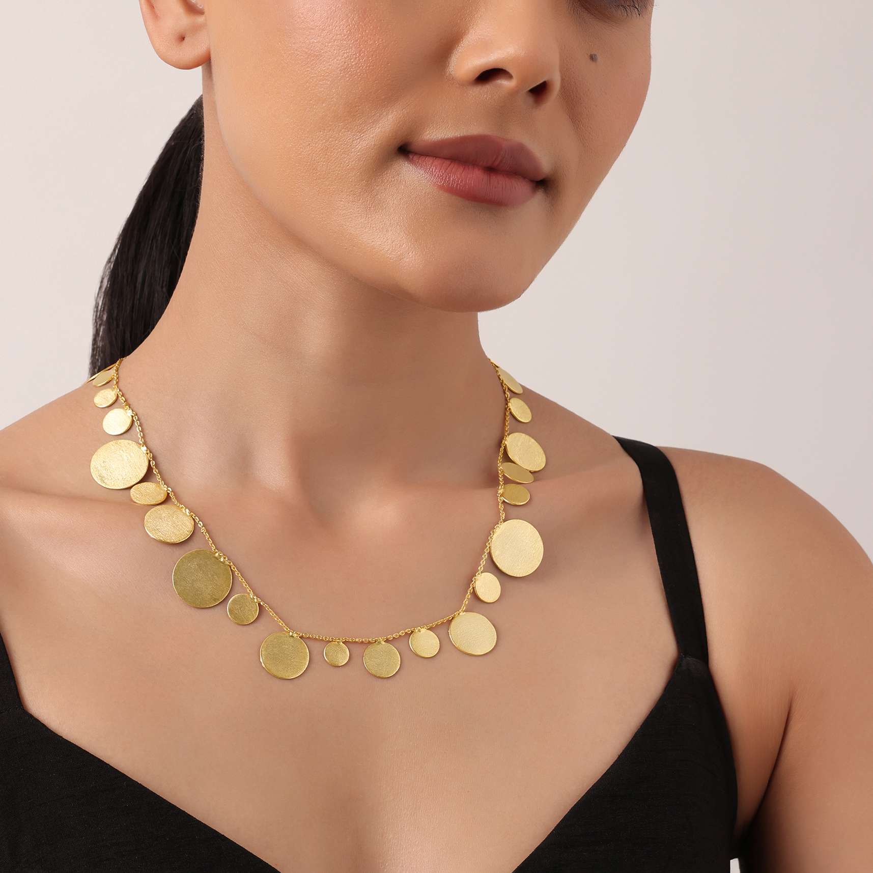 gold_short_necklace_with_coin_shaped_cutouts-sg164551_3_f90e57b0-e198-41f1-b96f-1acdb4ea533e.jpg