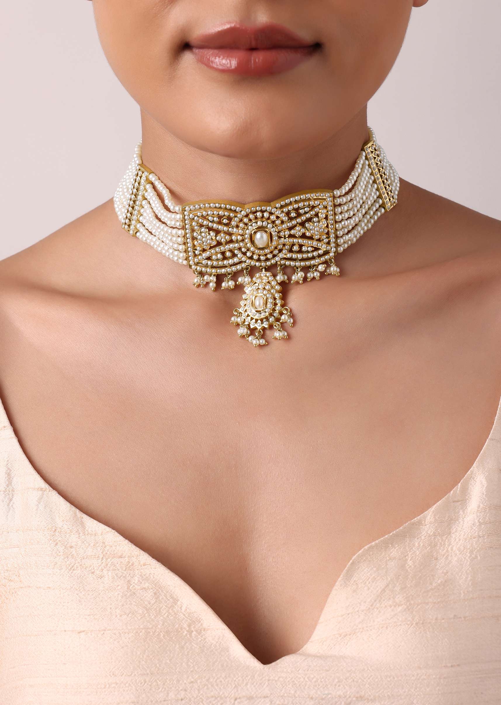 gold_tone_kundan_choker_set_with_geometric_pendant-sg214236_6_75aa00d0-db57-4c7f-8b5a-099c2cc8e224.jpg