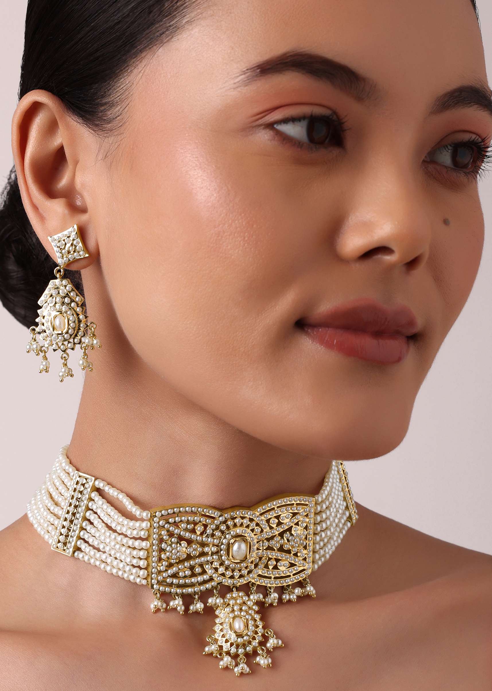 gold_tone_kundan_choker_set_with_geometric_pendant-sg214236_7_3b9a64d3-c4dc-44f8-9b8b-604fdfa719d3.jpg