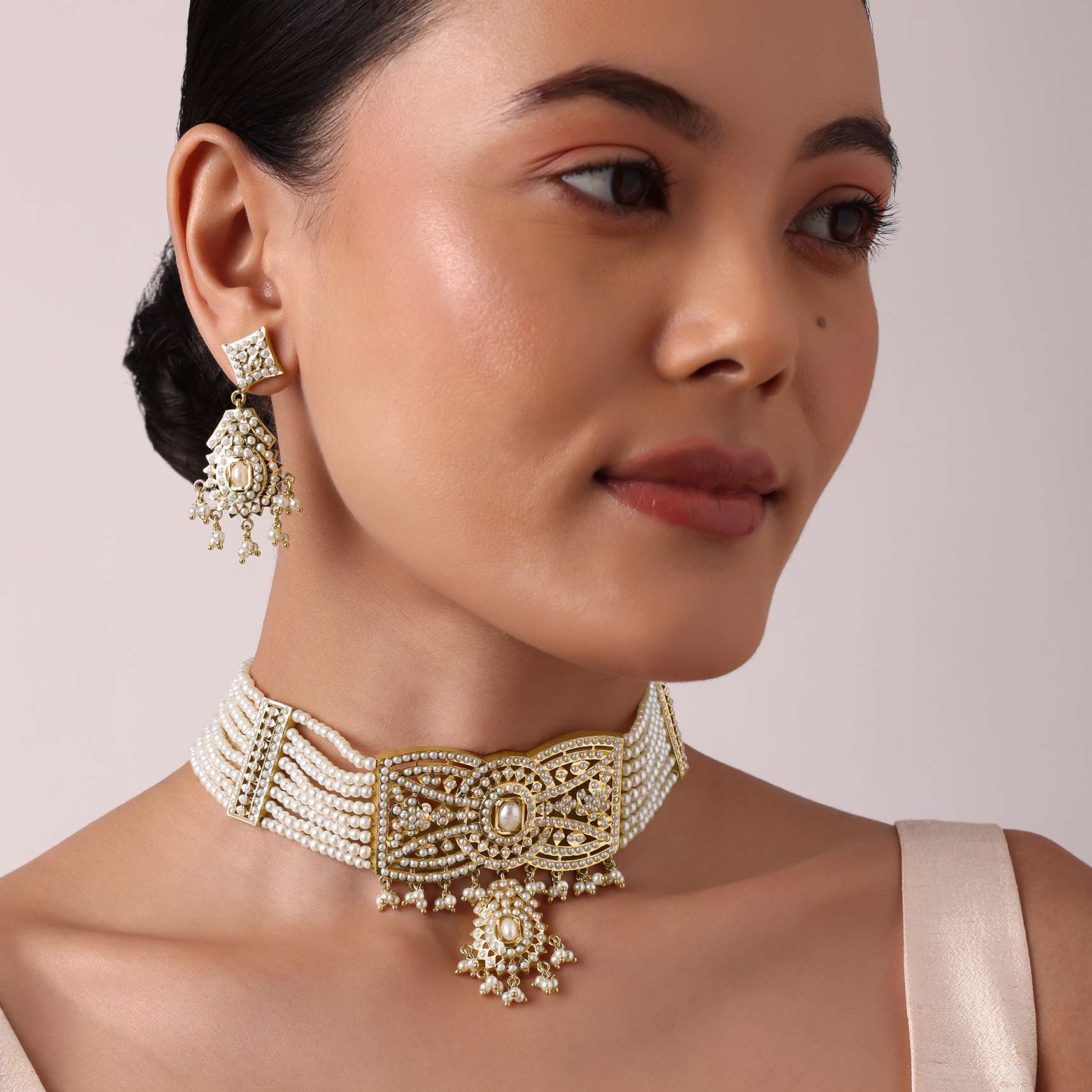 gold_tone_kundan_choker_set_with_geometric_pendant-sg214236_8_7c16cf23-cbcf-4958-8ae1-d6cf89fc5988.jpg