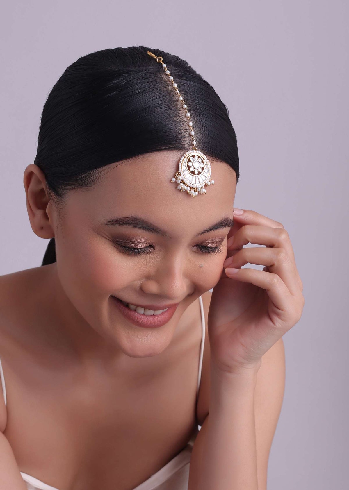 gold_toned_kundan_mangtikka-sg145773_2_54fce5b4-6b60-41dd-99ba-225239f97b3f.jpg