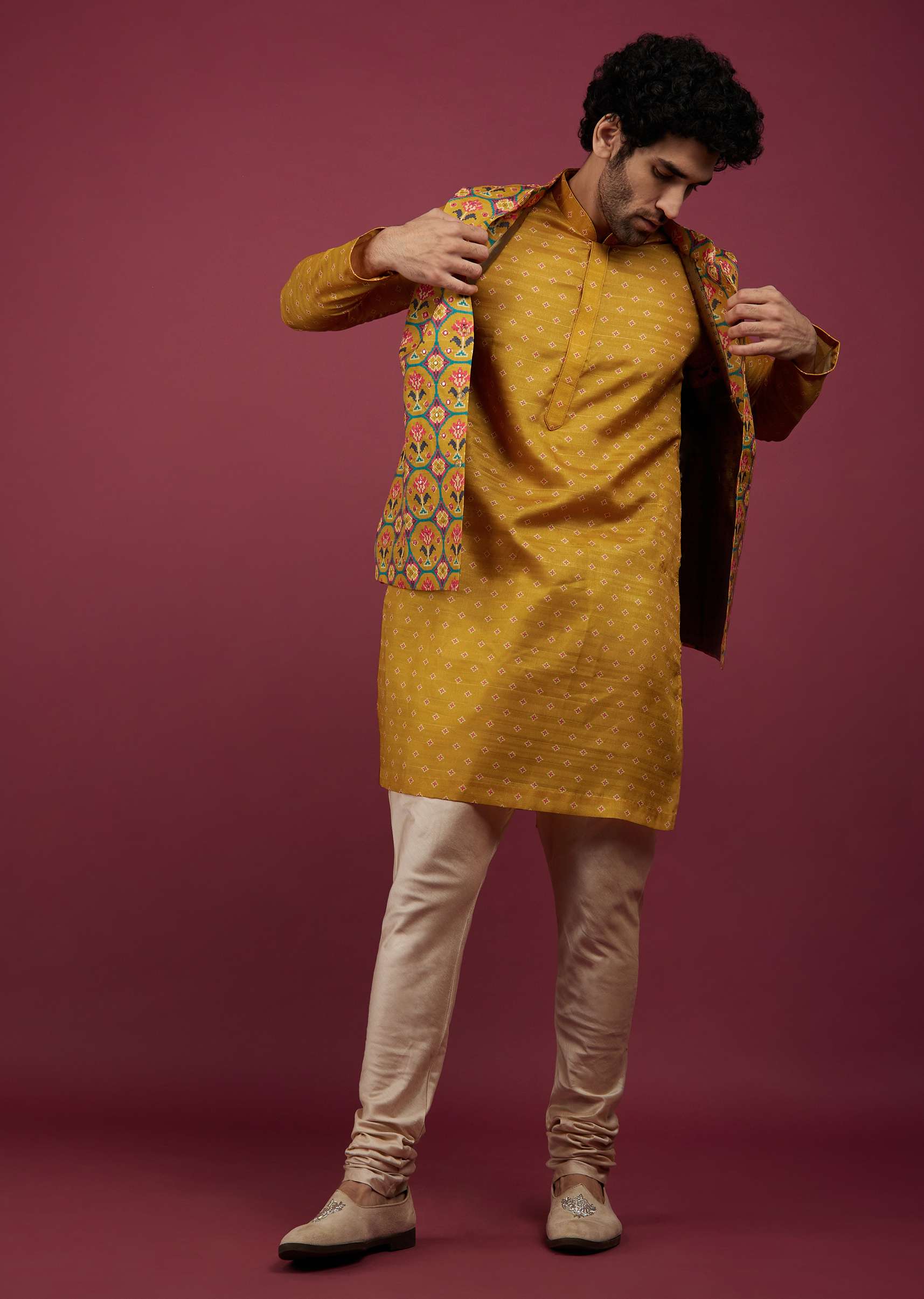 golden_yellow_silk_patola_printed_bandi_with_kurta_set-sg117397_4.jpg