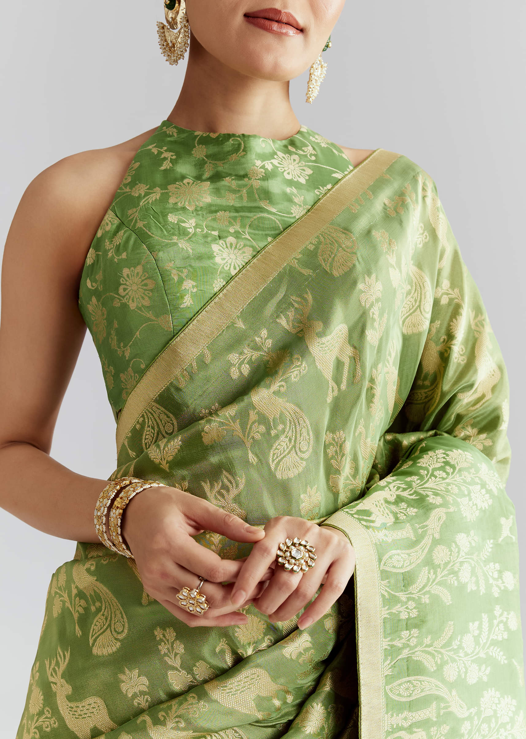 green-dola-silk-woven-saree-with-zari-motif-embroidery-sg350480-2.jpg