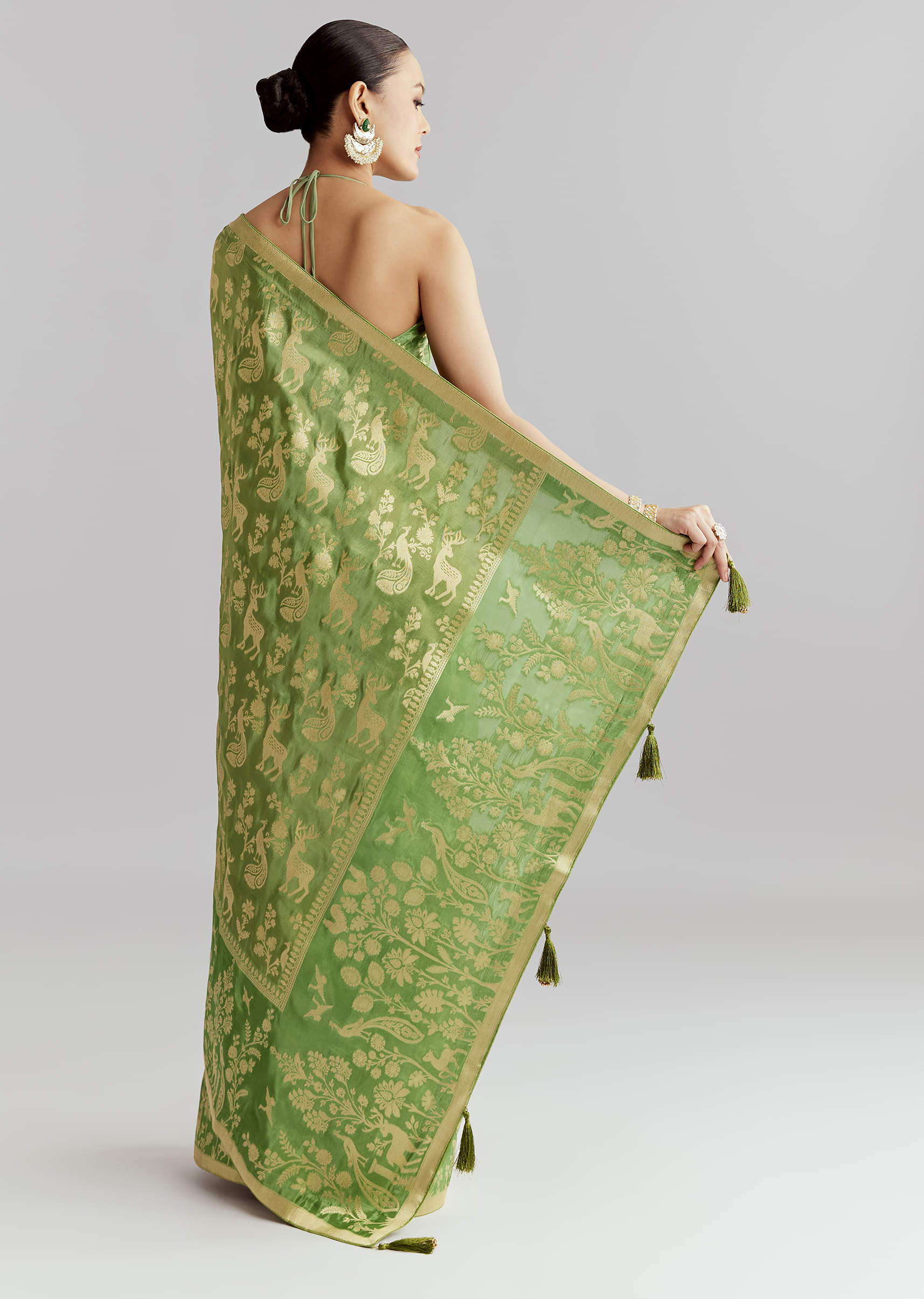 green-dola-silk-woven-saree-with-zari-motif-embroidery-sg350480-4.jpg