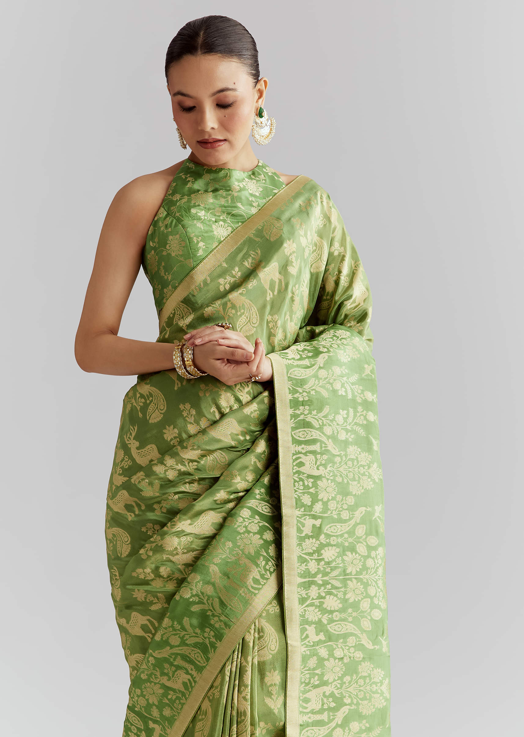 green-dola-silk-woven-saree-with-zari-motif-embroidery-sg350480-5.jpg