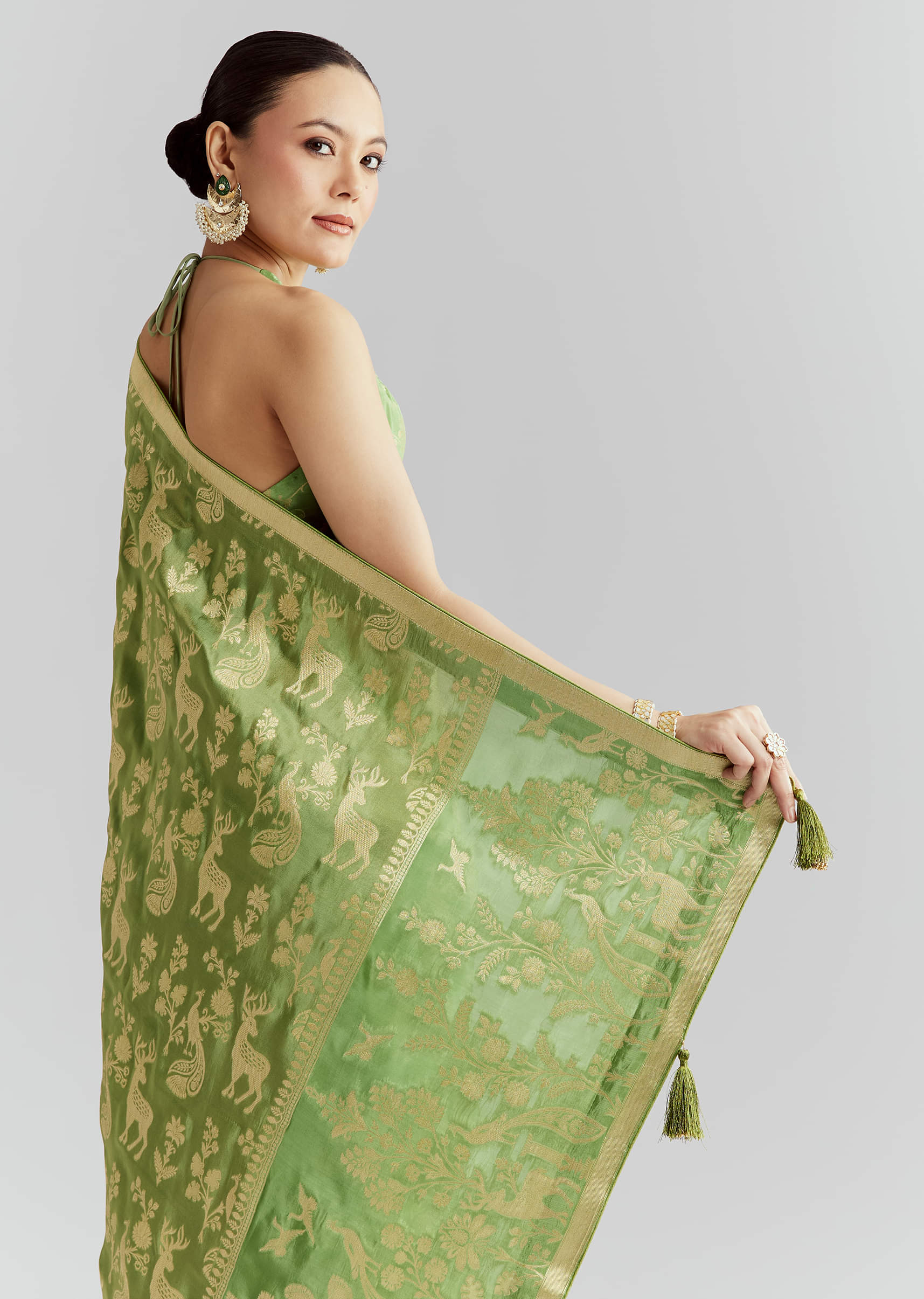 green-dola-silk-woven-saree-with-zari-motif-embroidery-sg350480-6.jpg