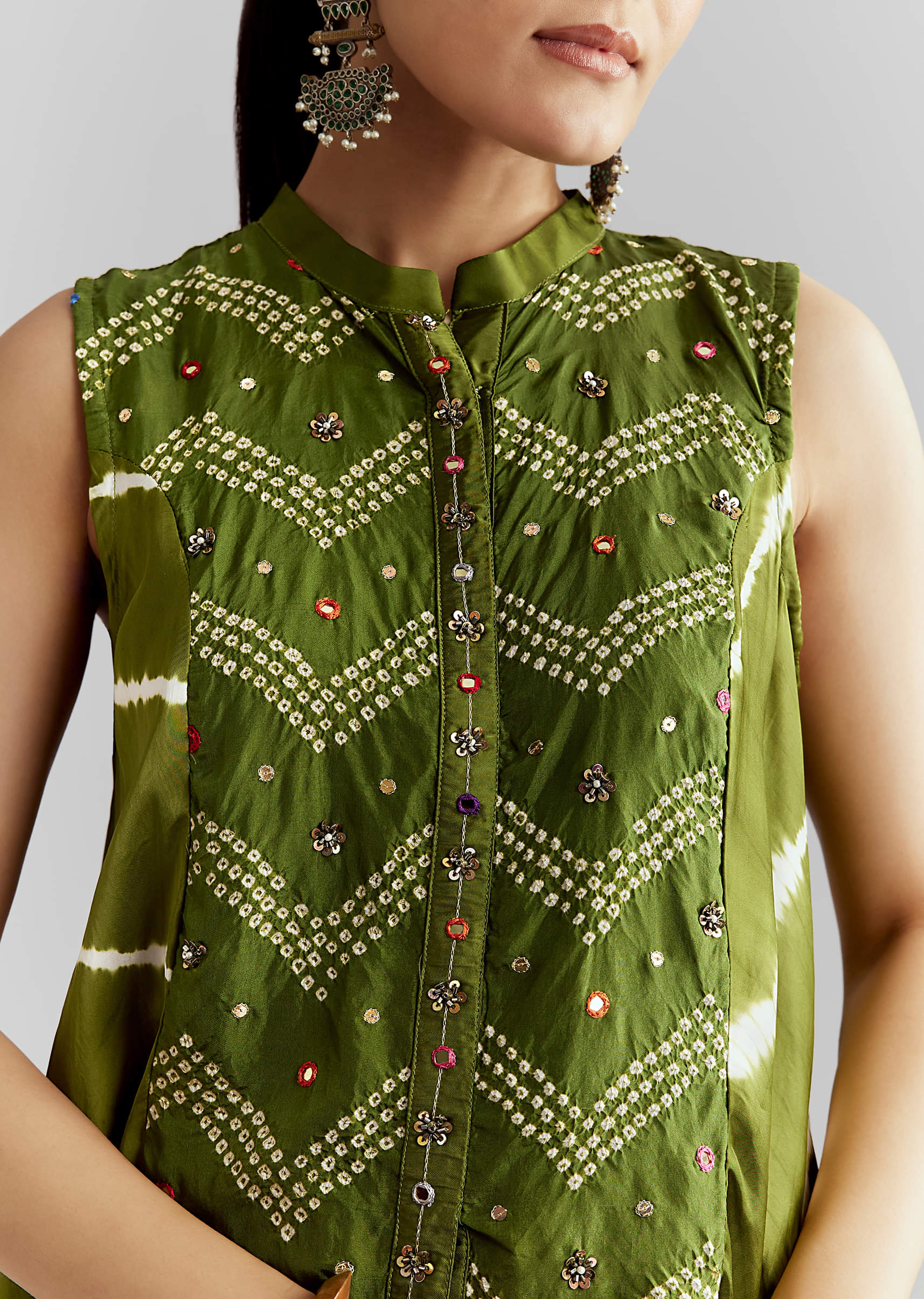 green-satin-indo-western-set-with-bandhani-and-leheriya-print-sg356593-4.jpg