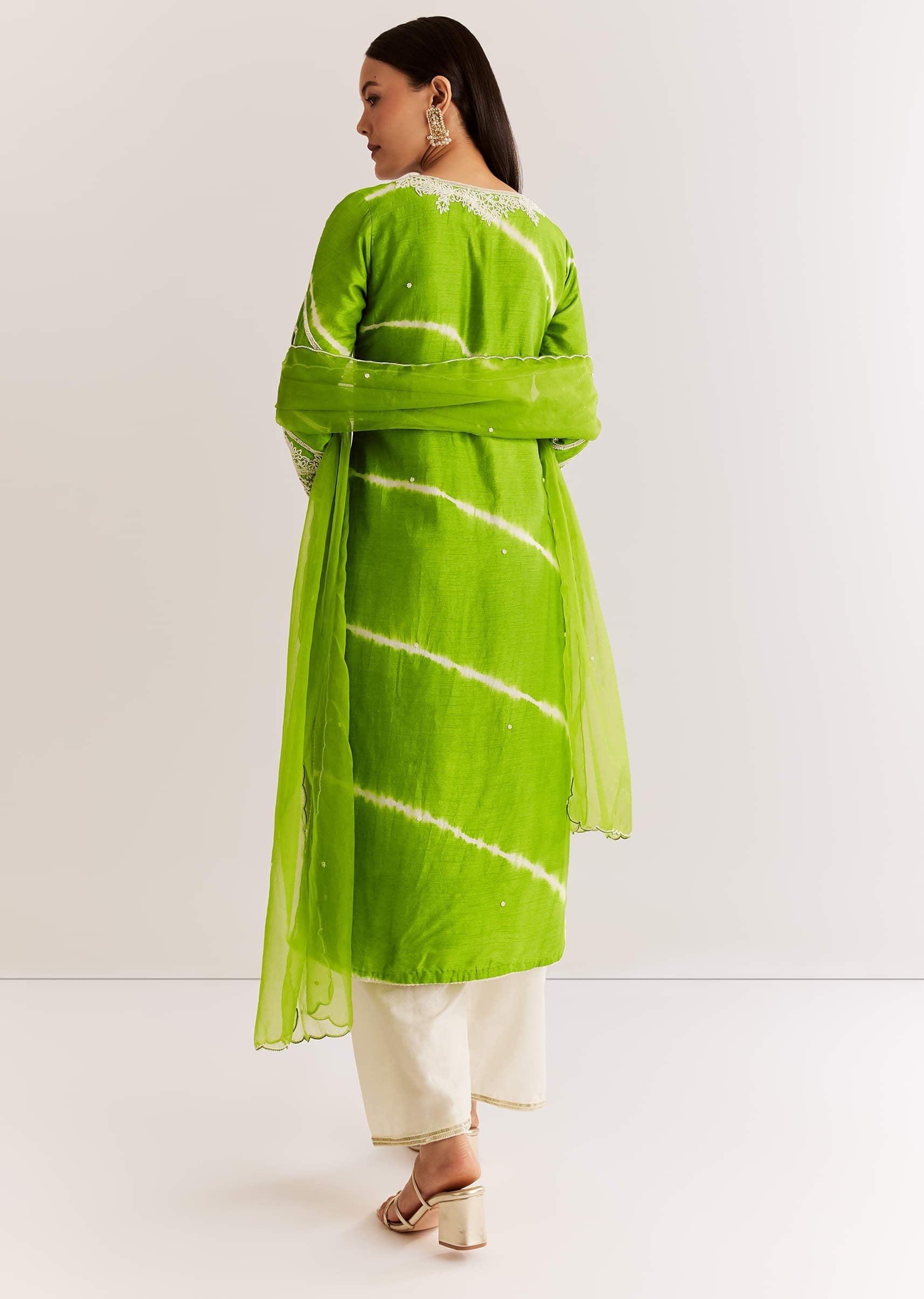green-silk-leheriya-kurta-set-with-moti-work-sg315767-5_b50e87e3-dfe1-4c0f-9a3f-f682156a0573.jpg