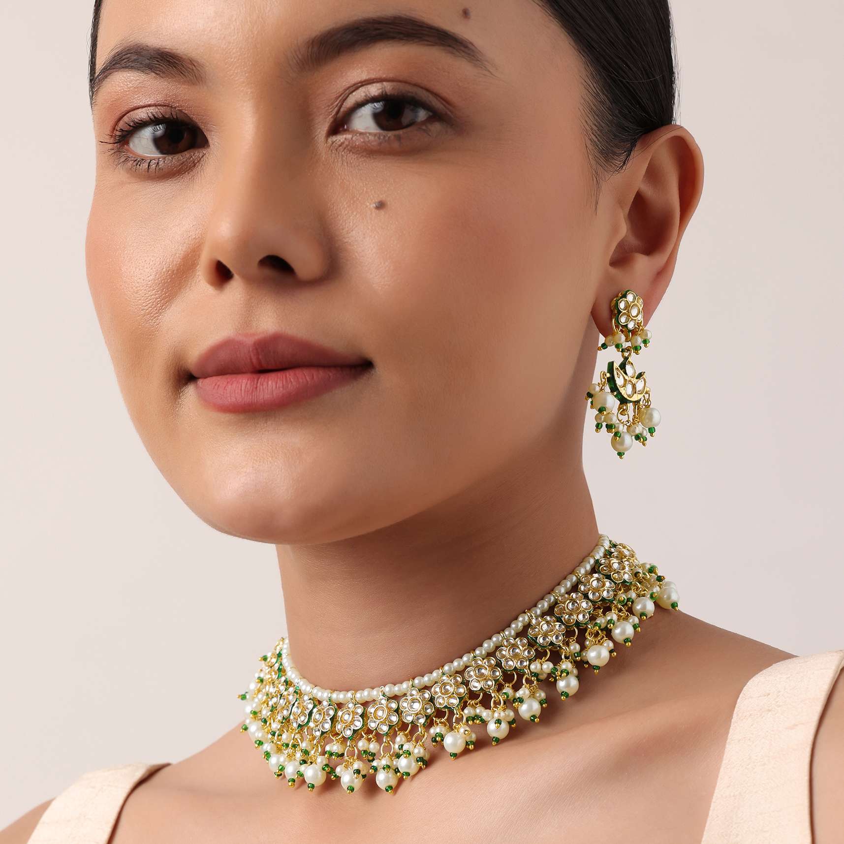 green_and_gold_kundan_short_necklace_set-sg211054_8_8eee1aa4-230b-4a38-9f76-56ccf7819c59.jpg