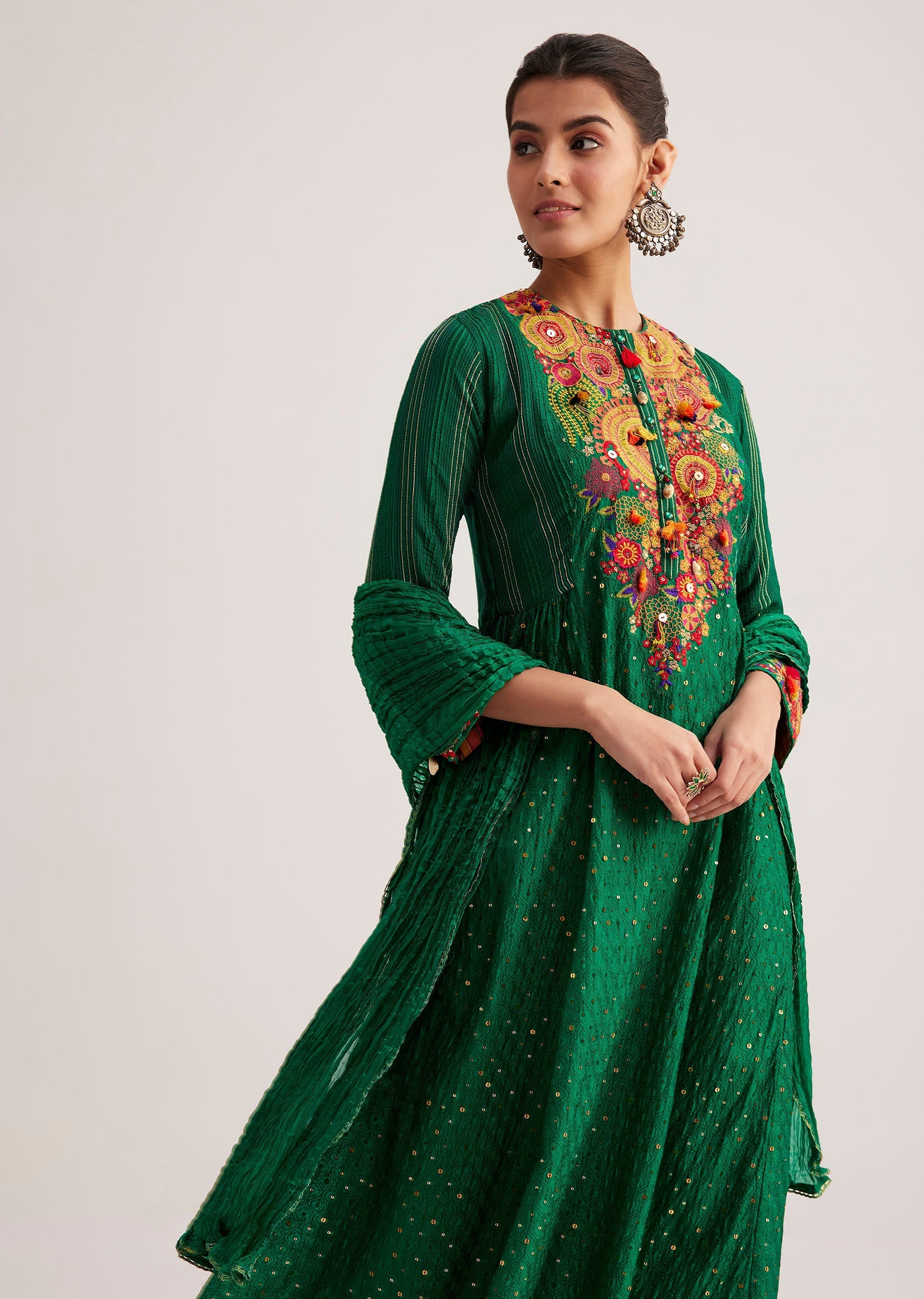 green_silk_kurta_set_with_resham_embroidery_and-sg291911_9_36979429-0106-45e0-b1f0-dbecb27291d3.jpg