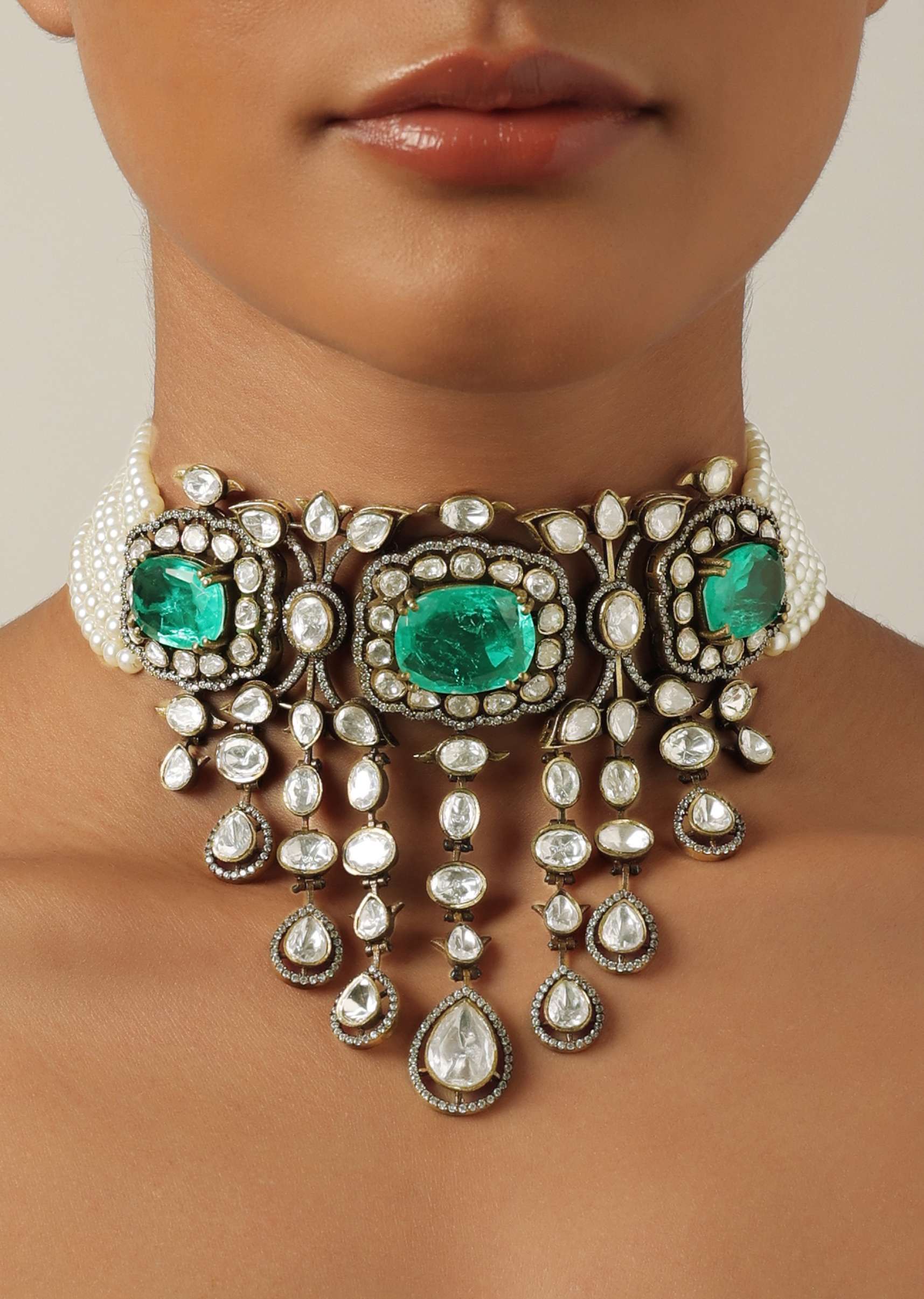 green_two_tone_choker_set_with_emerald-sg180725_3_485037e7-e116-422a-b2d1-d7901696966c.jpg