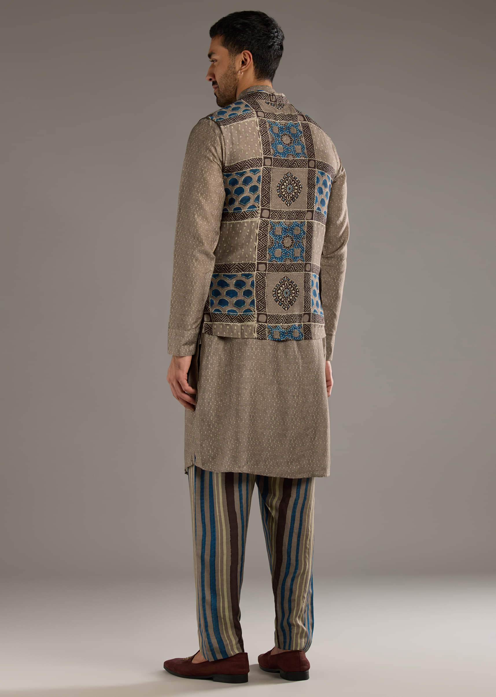 grey-linen-kurta-jacket-set-for-men-with-hand-block-ajrakh-print-sg359212-5.jpg