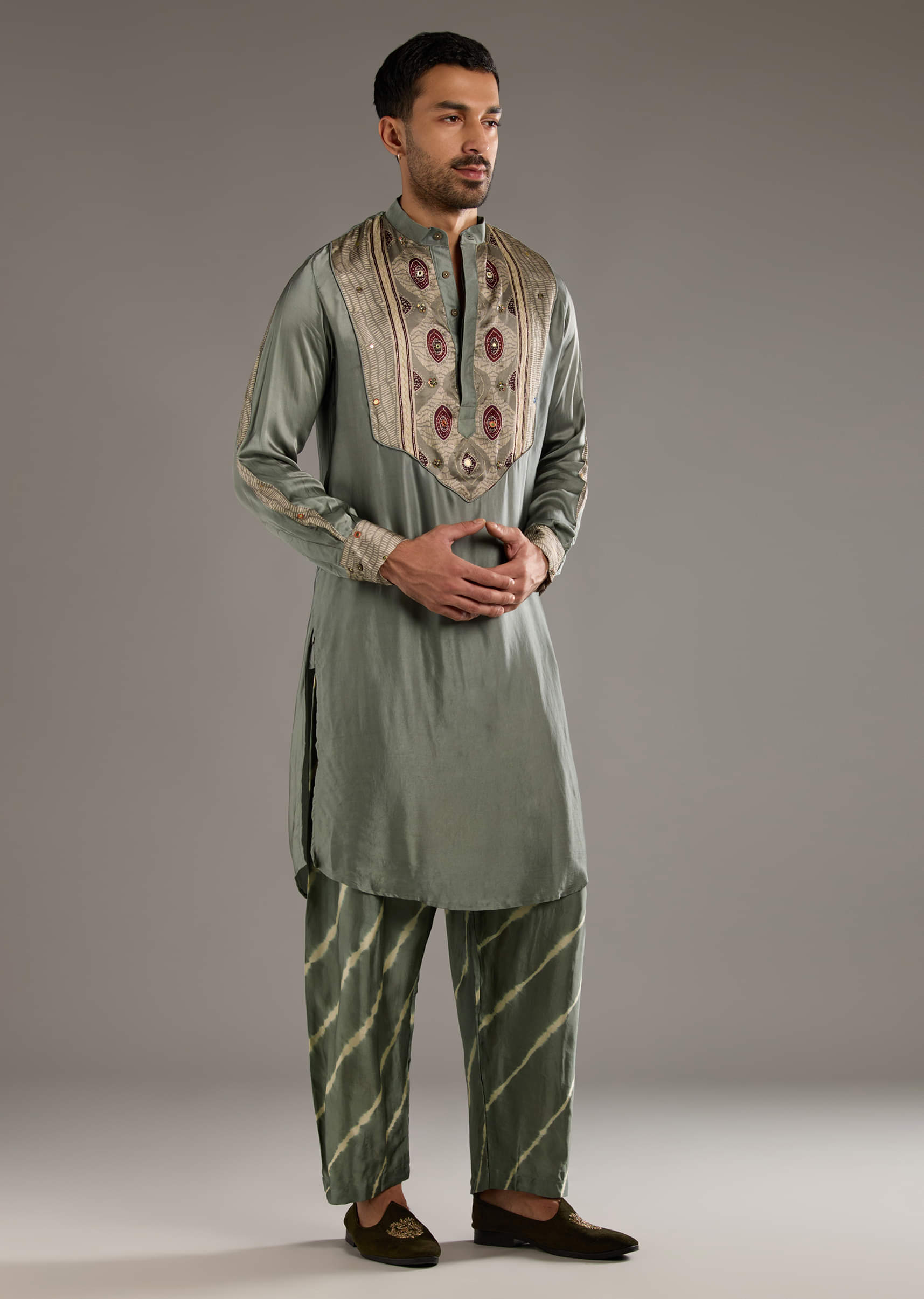 grey-silk-kurta-set-for-men-with-hand-dyed-leheriya-print-sg359276-1.jpg