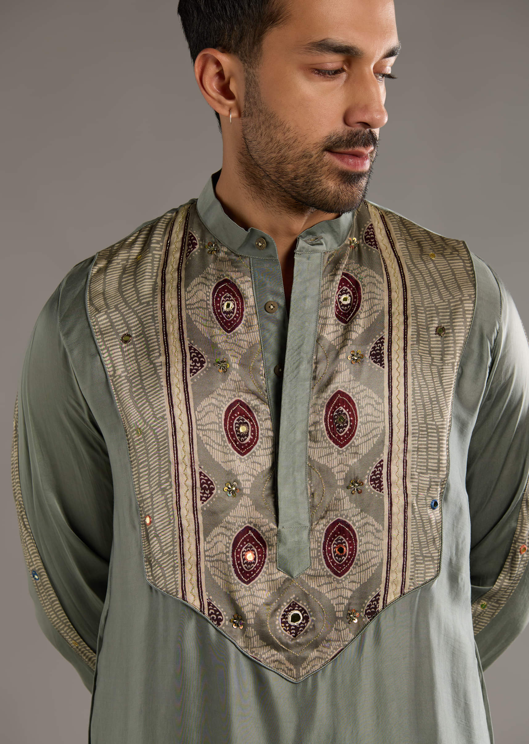 grey-silk-kurta-set-for-men-with-hand-dyed-leheriya-print-sg359276-2.jpg
