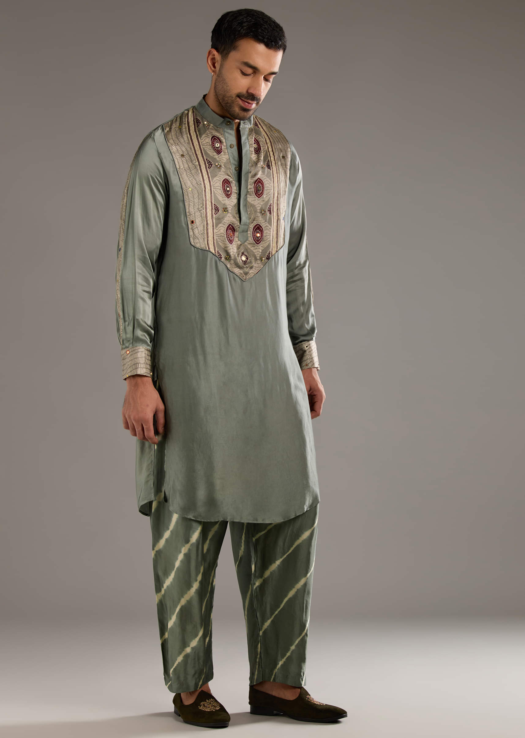 grey-silk-kurta-set-for-men-with-hand-dyed-leheriya-print-sg359276-3.jpg