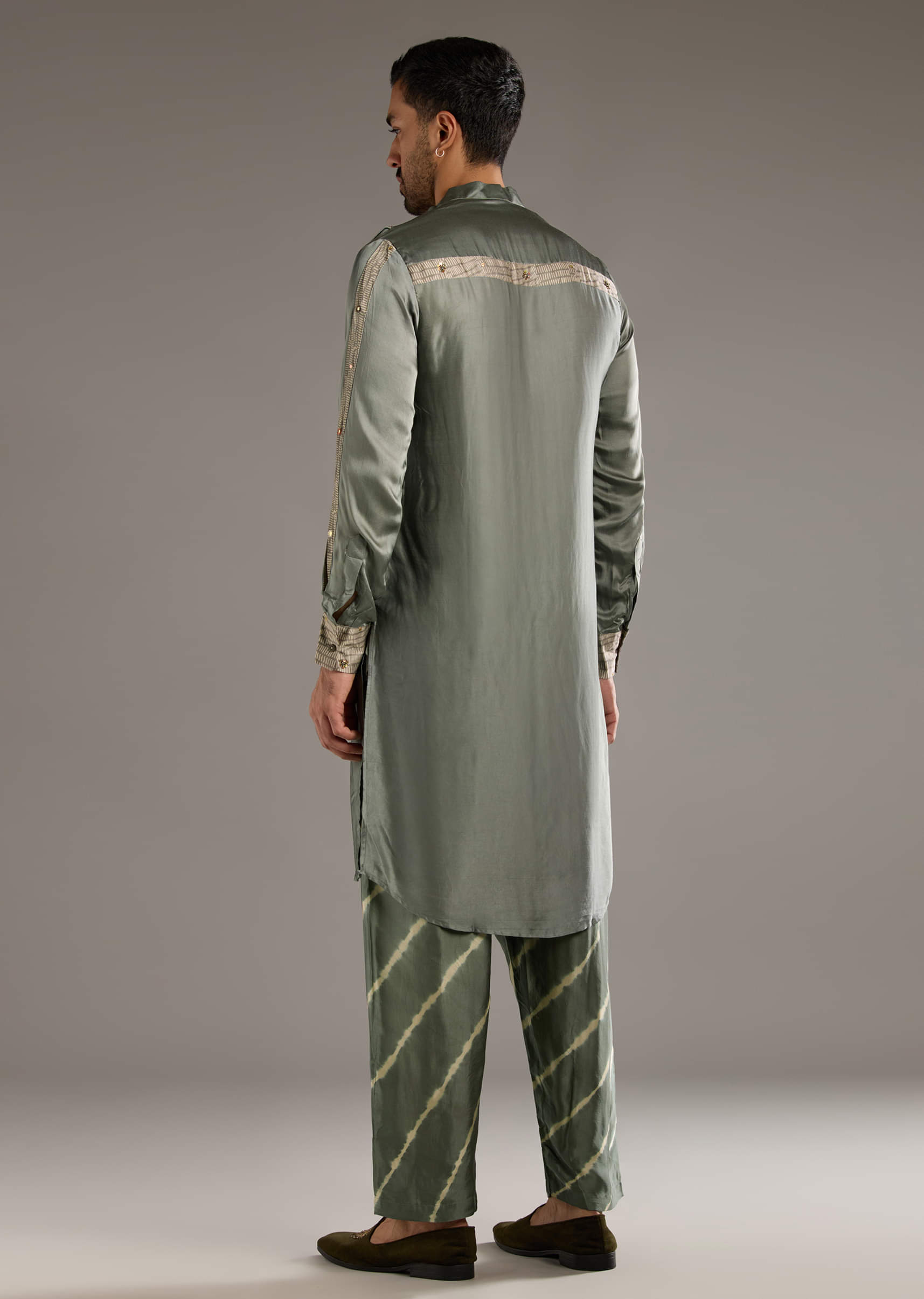 grey-silk-kurta-set-for-men-with-hand-dyed-leheriya-print-sg359276-4.jpg