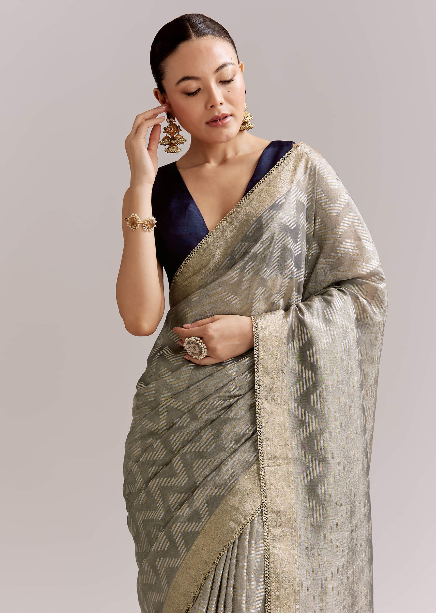 grey-tissue-silk-woven-saree-with-zig-zag-motif-and-zari-border-sg351912-2.jpg