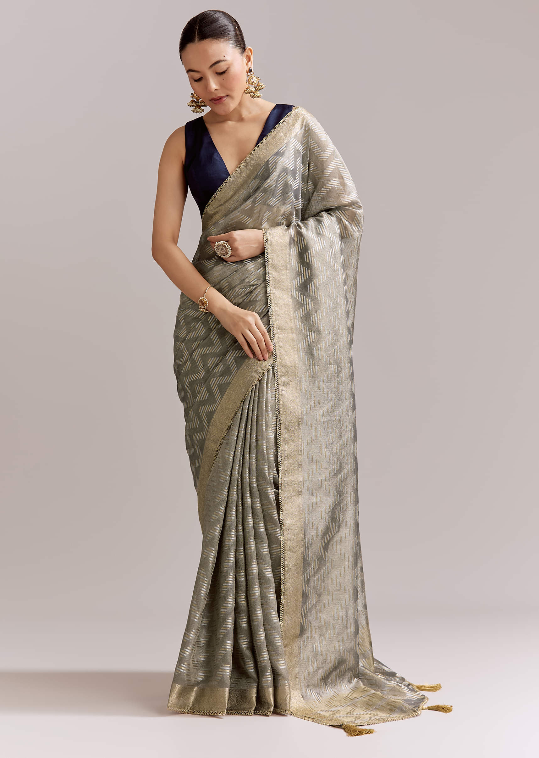 grey-tissue-silk-woven-saree-with-zig-zag-motif-and-zari-border-sg351912-3.jpg